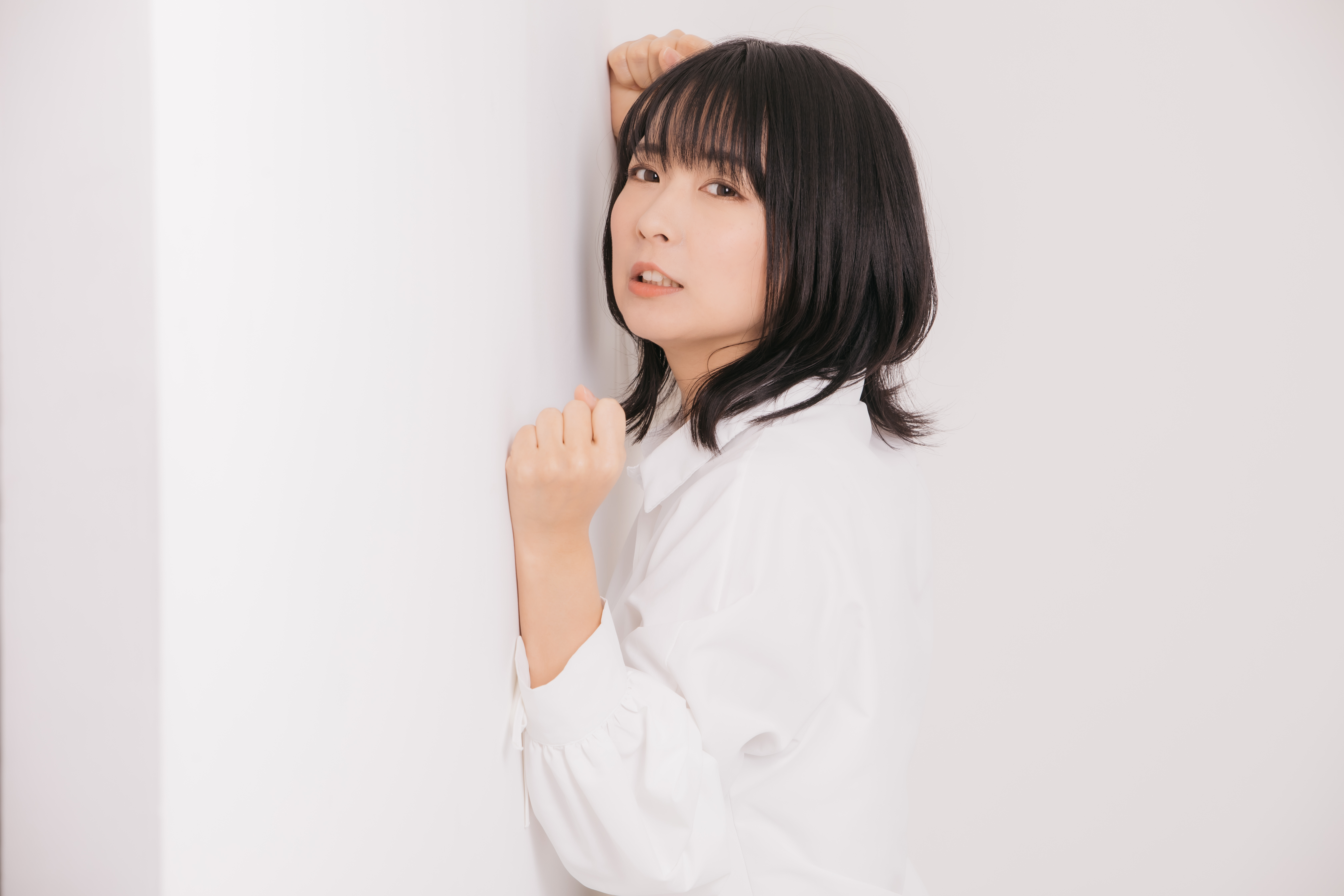 壁をドンドンして悔しがる女性の写真素材 ぱくたそ