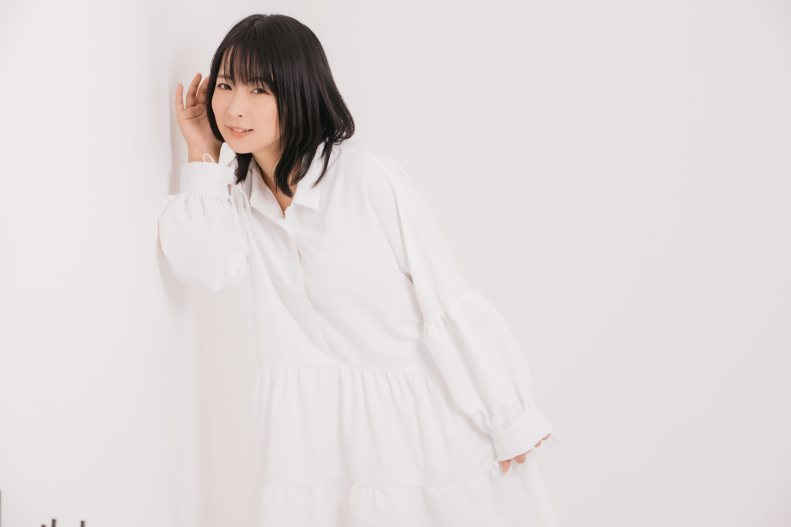 「隣人の話し声が聞こえないか確認する女性」の写真［モデル：にゃるる］