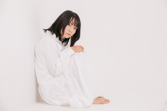 丸くなって座り込む女性の無料の写真素材 フリー素材 をダウンロード ぱくたそ