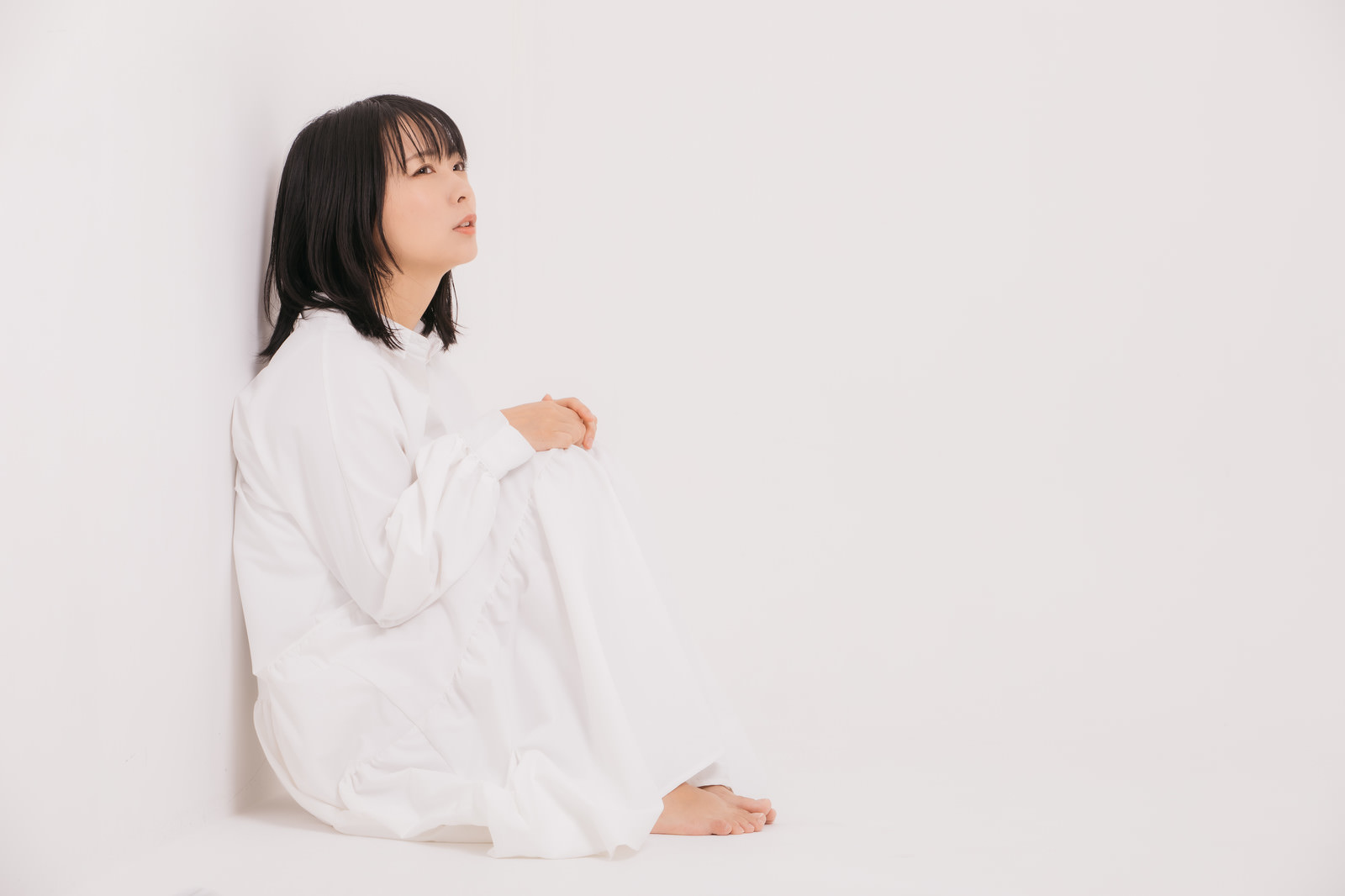 「隅っこで自粛する女性」の写真［モデル：にゃるる］