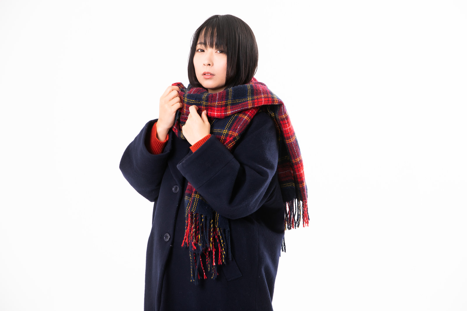 首元にマフラーを巻く女性の写真素材 ぱくたそ