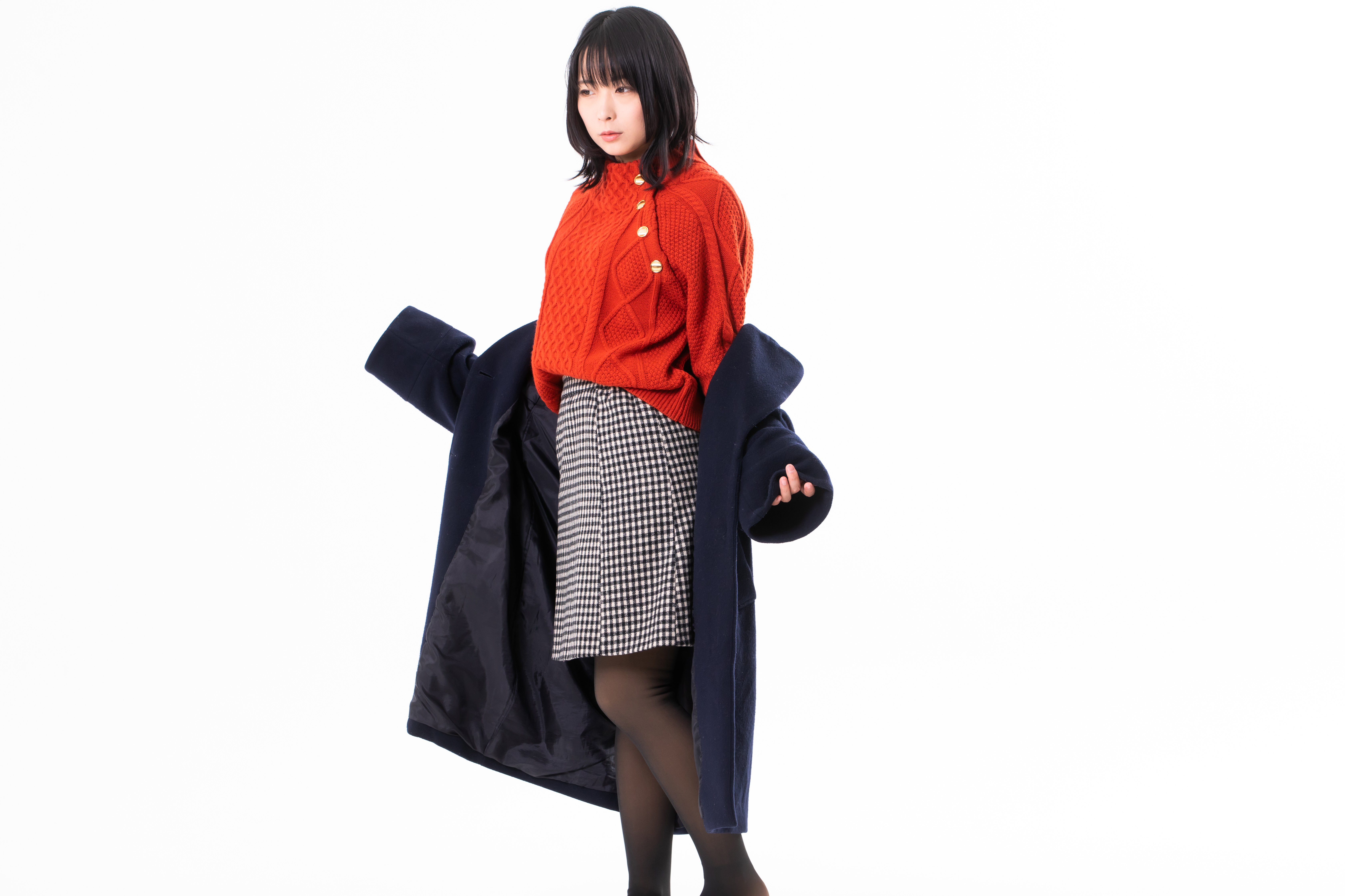 コートを脱ぎかける女性の写真素材 ぱくたそ