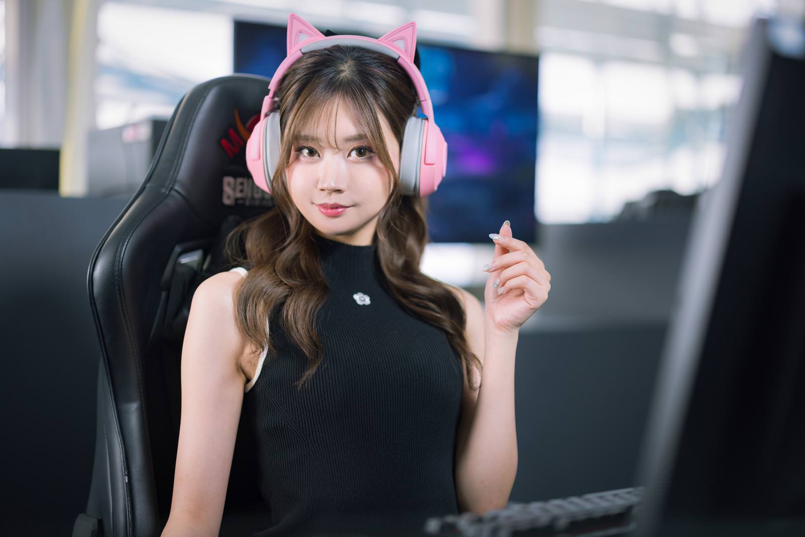 「立ち見の観客に囲まれながら予選大会が進んで行く - CAPCOM Pro Tour 2019 アジアプレミア | フリー素材のぱくたそ」の写真