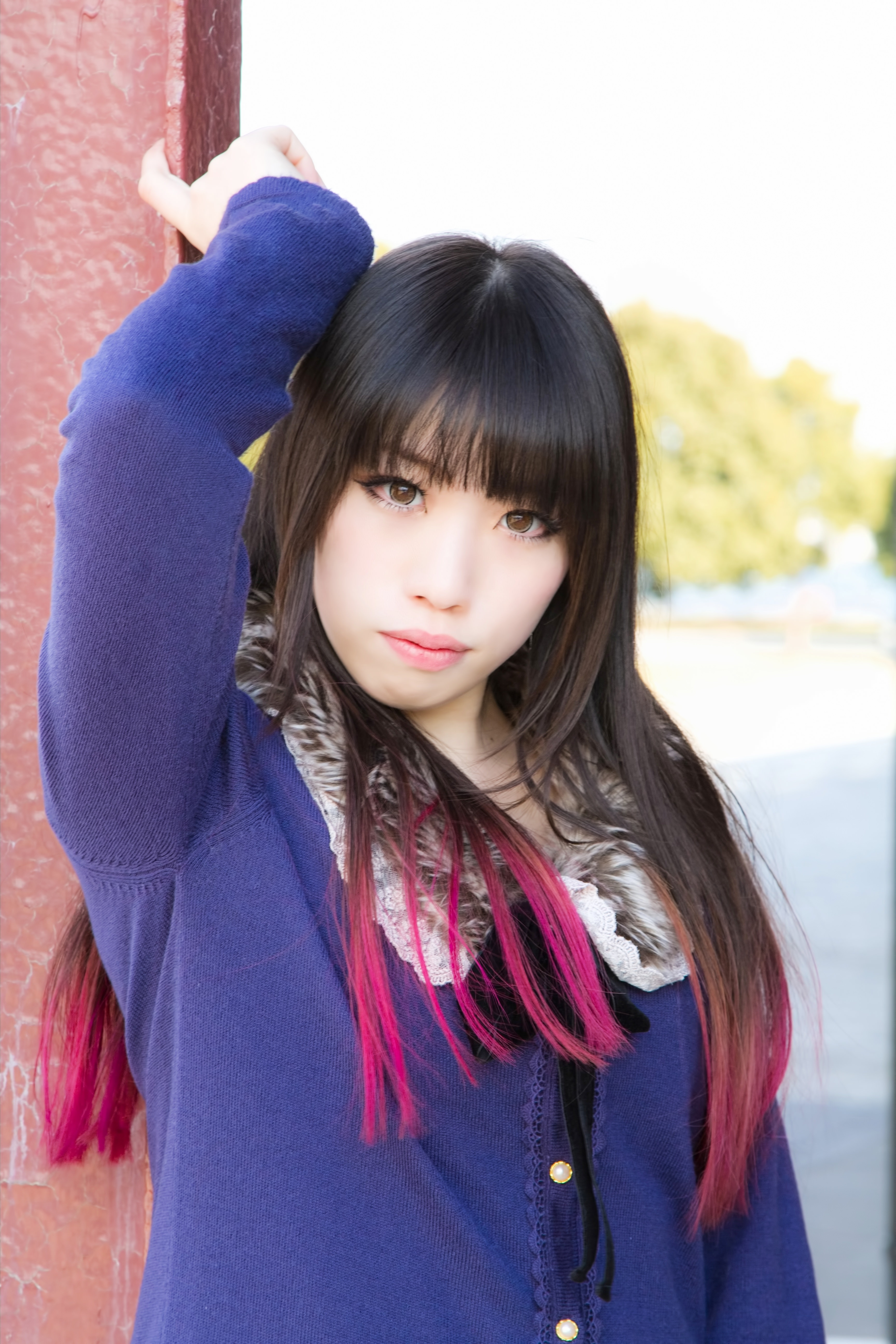 腕を上げてポージングする女性の写真素材 ぱくたそ 腕を上げてポージングする女性の写真素材 ぱくたそ