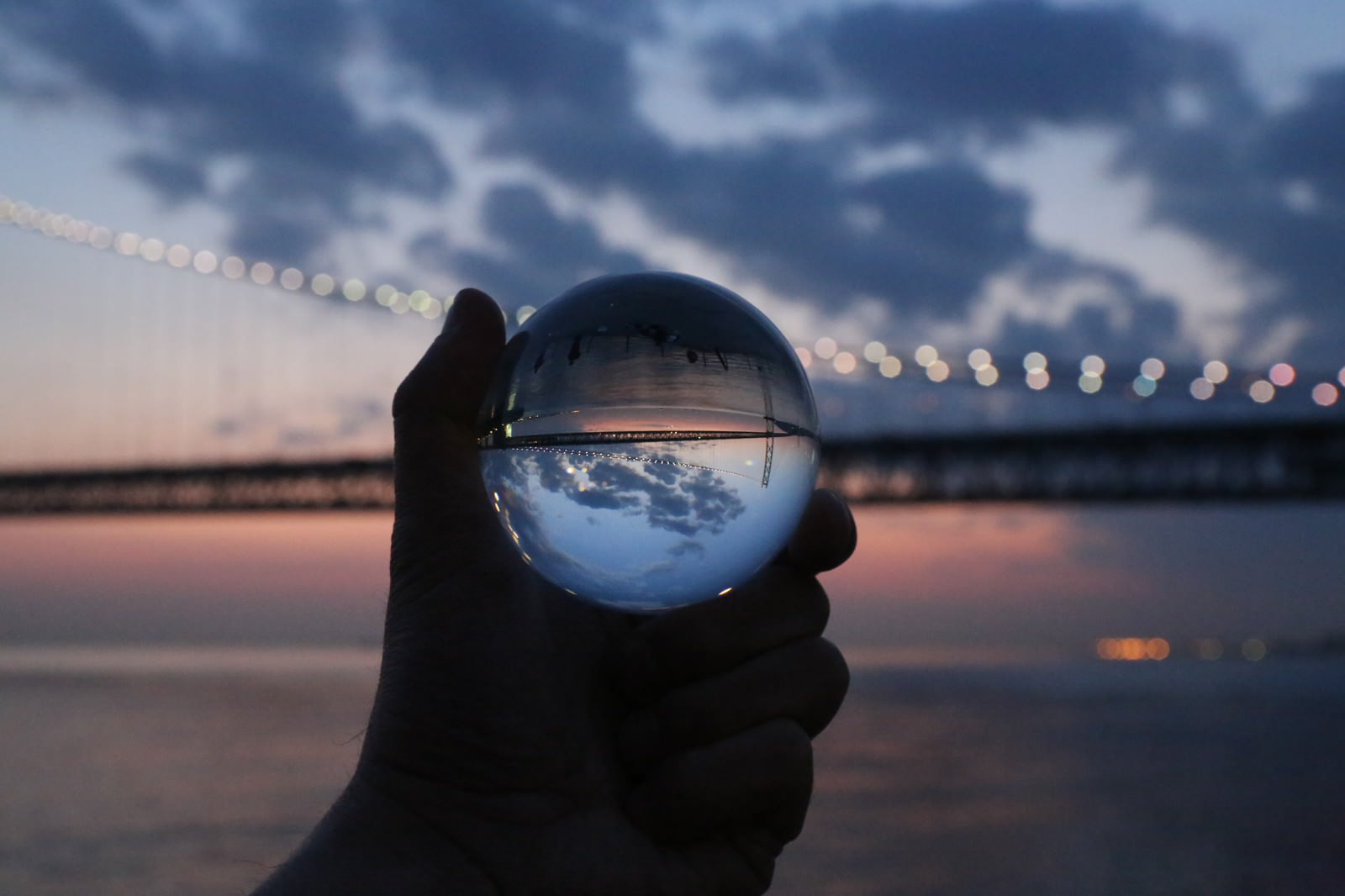 水晶玉の中に映り込む大橋の写真 画像 を無料ダウンロード フリー素材のぱくたそ 水晶玉の中に映り込む大橋の写真 画像 を無料ダウンロード フリー素材のぱくたそ