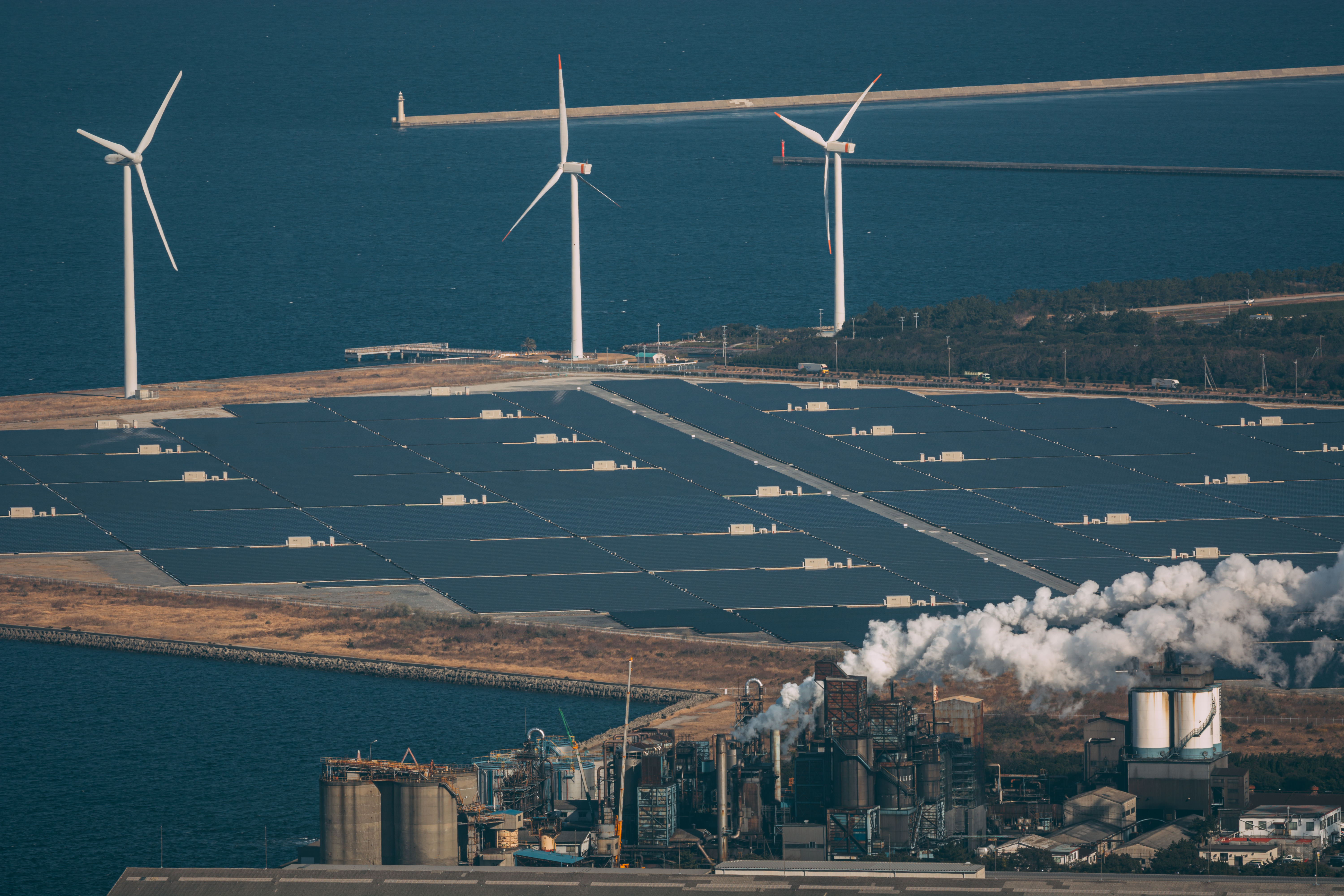 海岸沿いの風力発電設備と太陽光パネルの写真を無料ダウンロード フリー素材 ぱくたそ 海岸沿いの風力発電設備と太陽光パネルの写真を無料ダウンロード フリー素材 ぱくたそ