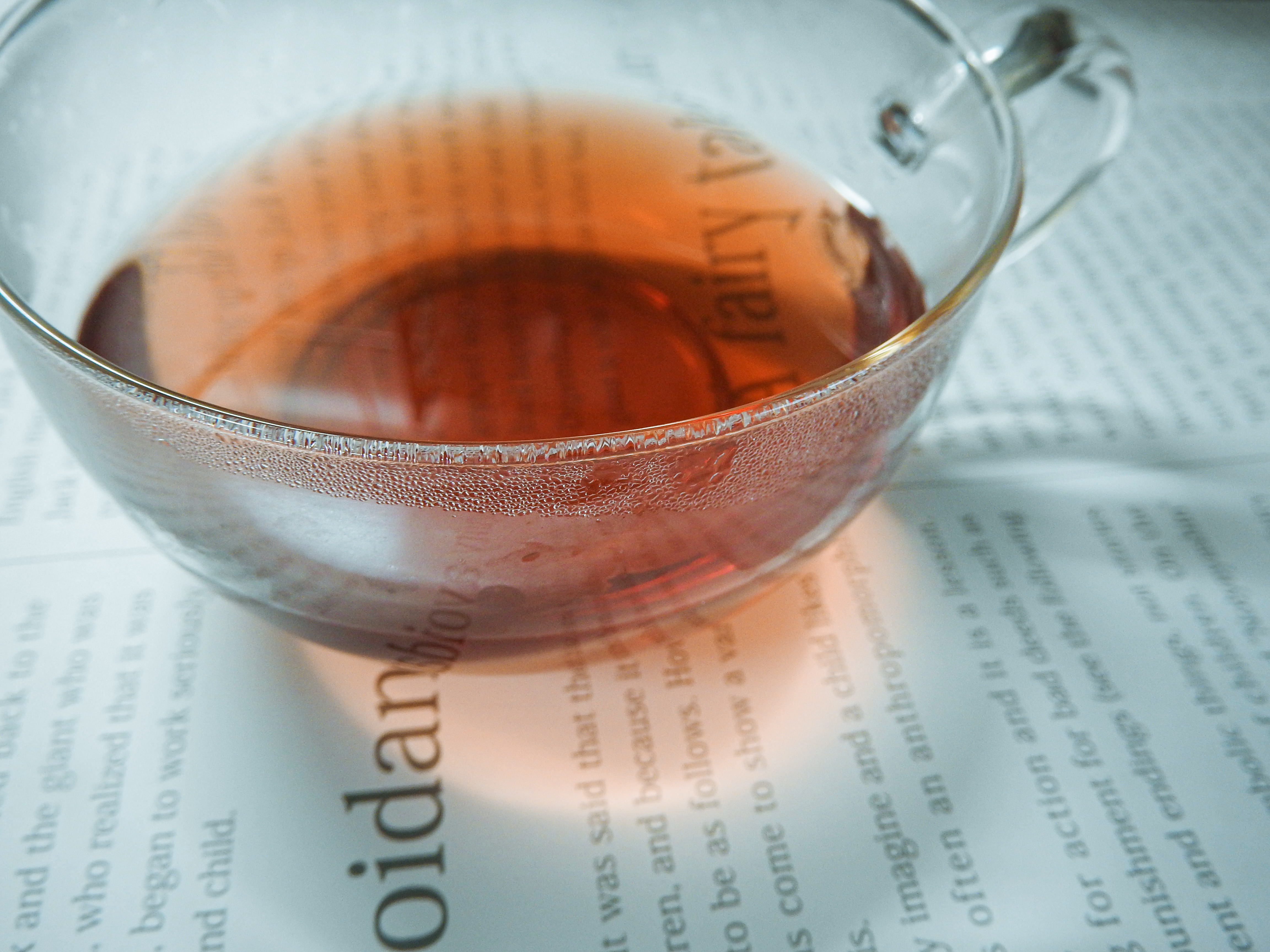 英字新聞に置かれたティーカップの写真を無料ダウンロード フリー素材 ぱくたそ