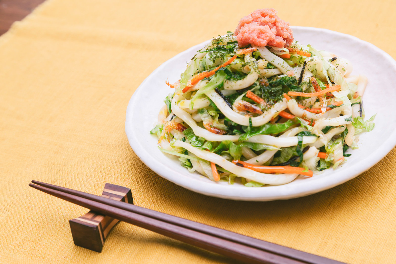 「桜海老の香ばしい風味とオイスターソースの濃厚な旨味の「大盛りダイエットうどん」」の写真