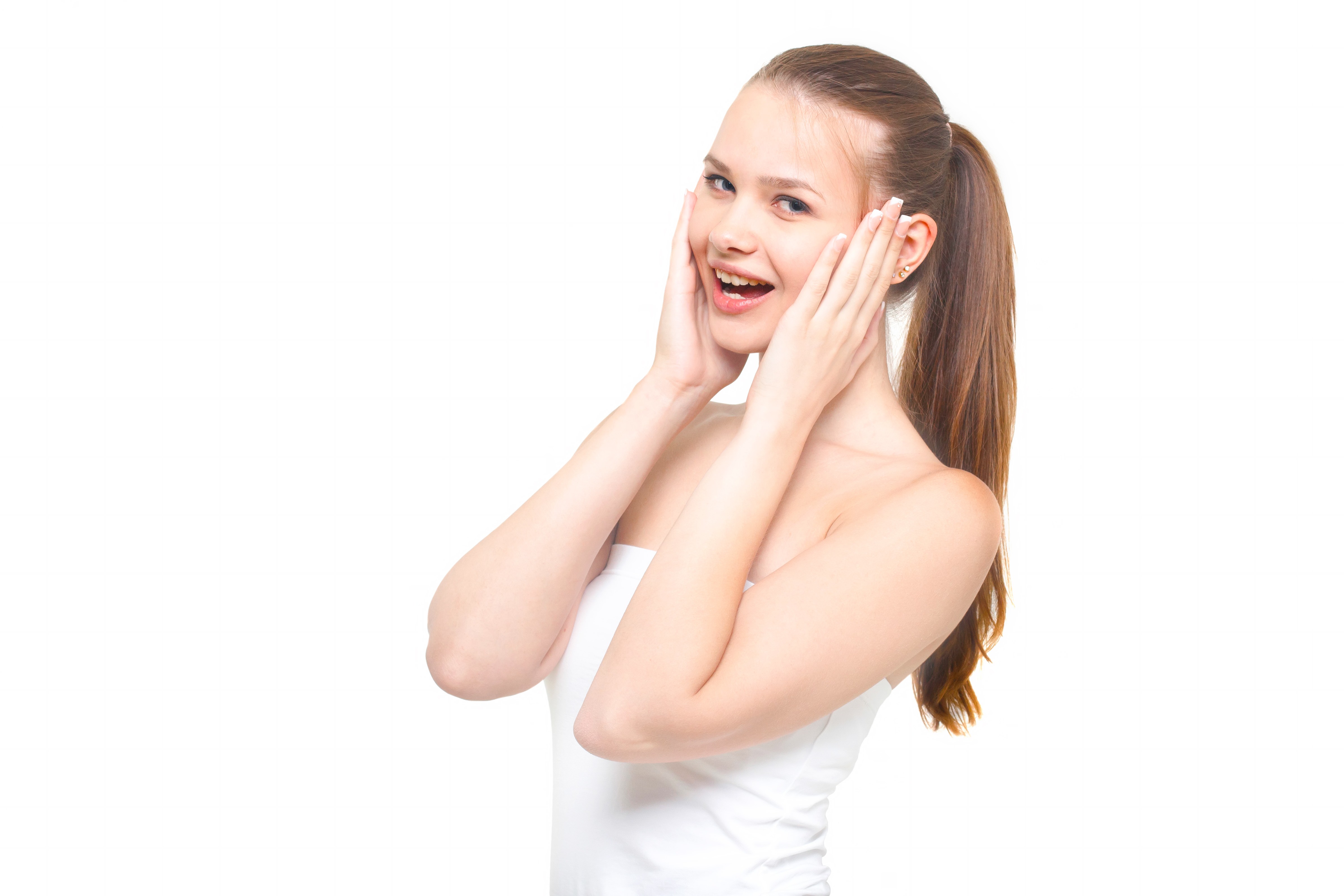 両手を頬に当てながら驚いた表情をする女性の写真を無料ダウンロード フリー素材 ぱくたそ