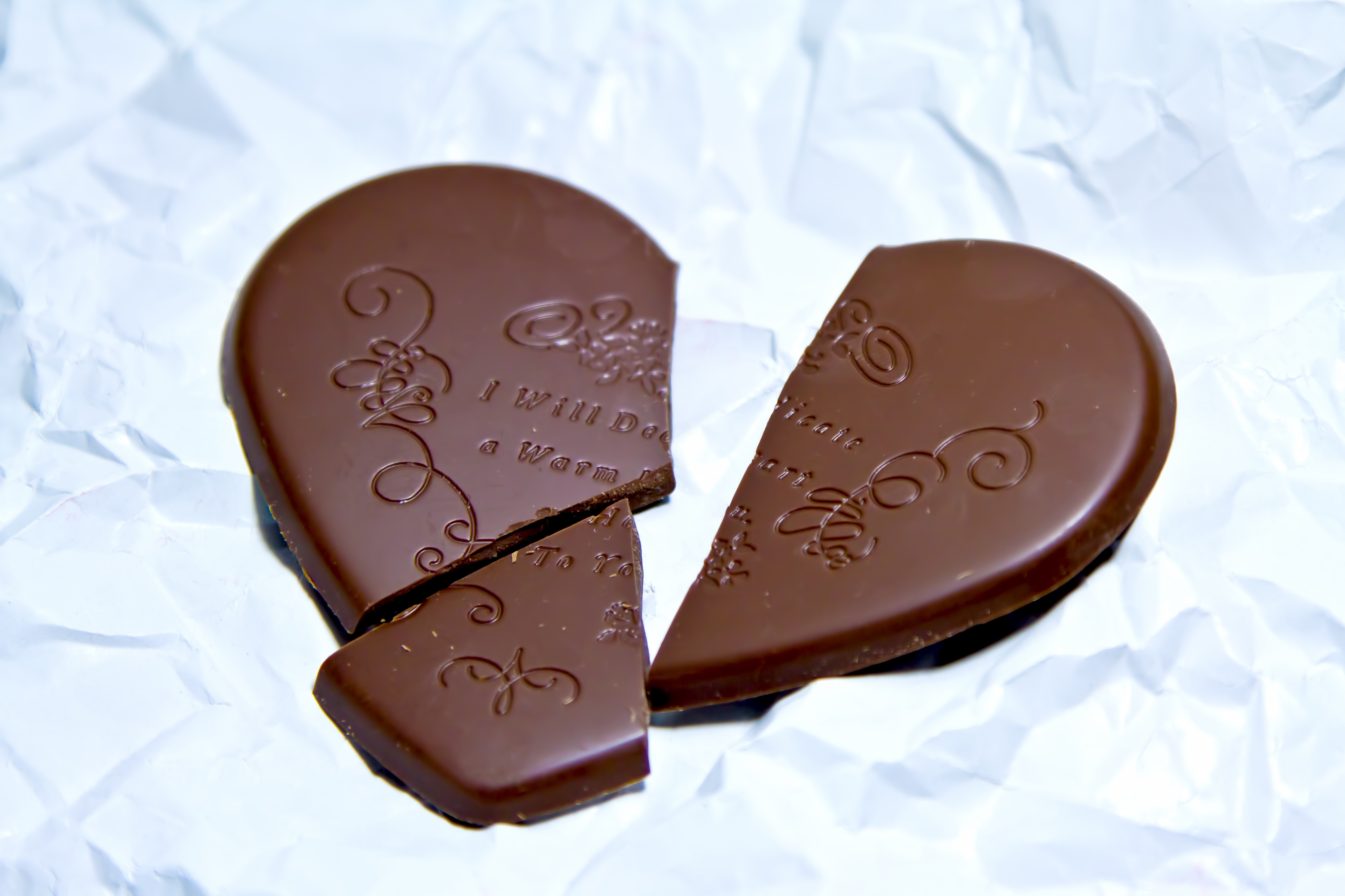 くしゃくしゃの紙と割れたハートのチョコレートの写真を無料ダウンロード フリー素材 ぱくたそ くしゃくしゃの紙と割れたハートのチョコレートの写真を無料ダウンロード フリー素材 ぱくたそ