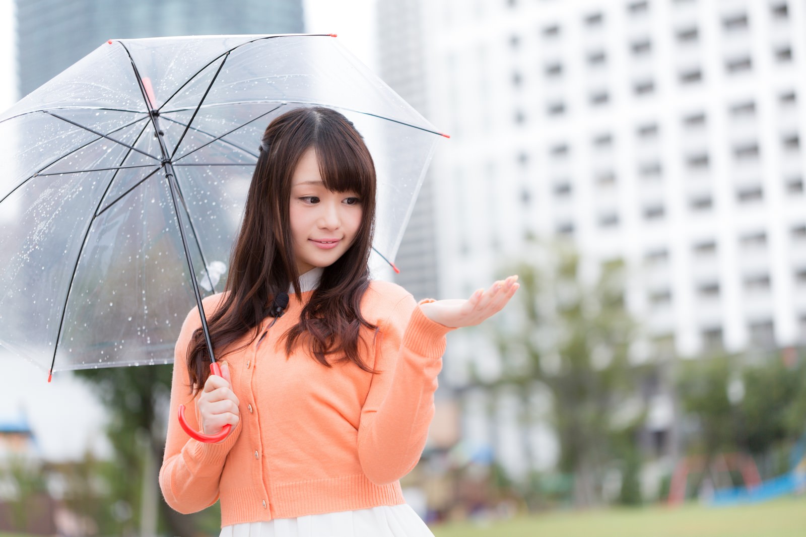 雨を伝えるお天気お姉さんの写真素材 ぱくたそ