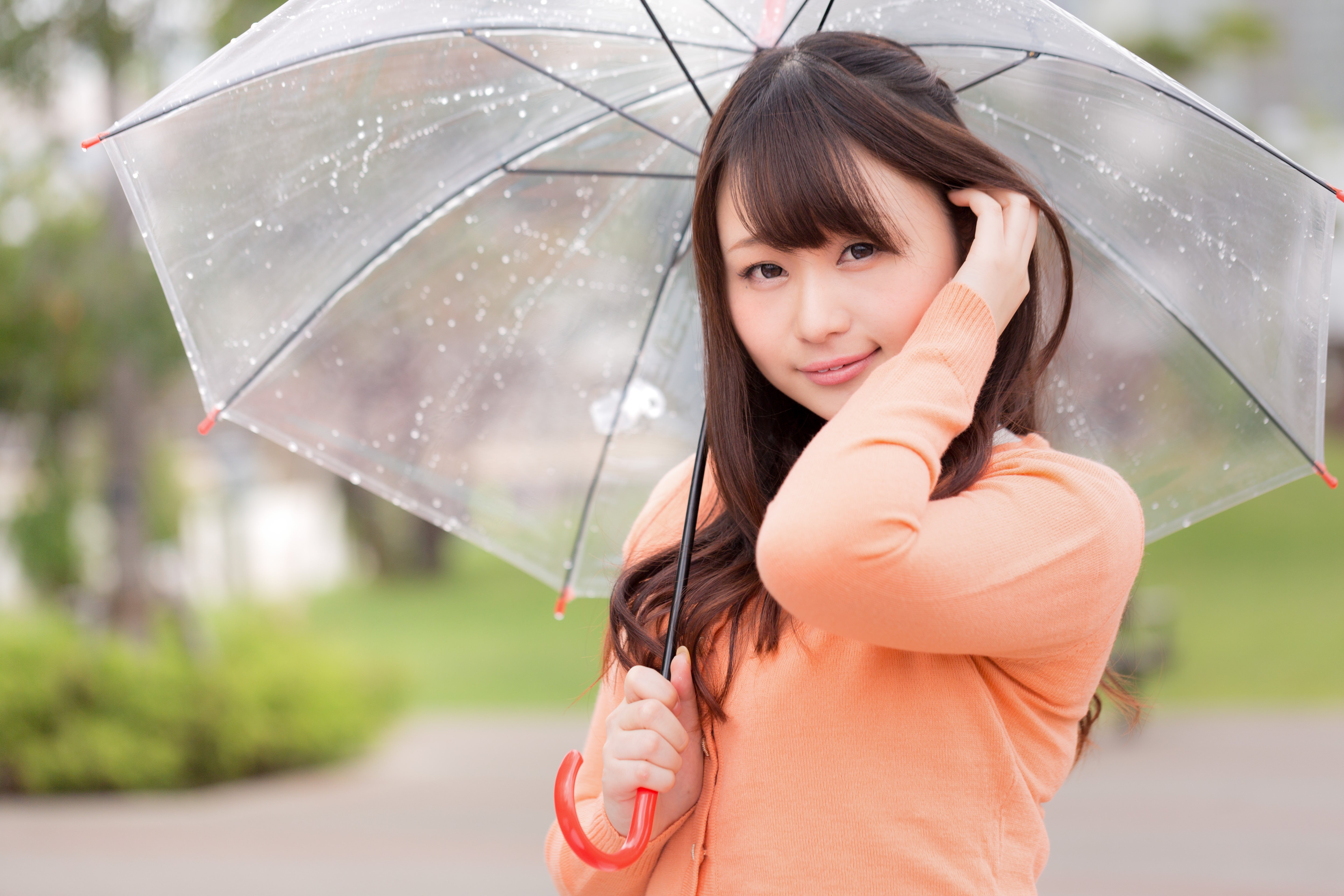 雨にも負けない ジメジメ湿気でもキレイな髪をキープする女性の写真素材 ぱくたそ