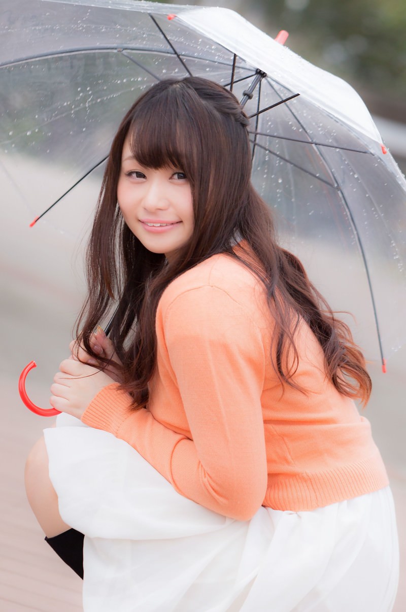 傘をさす笑顔の美女画像の写真 画像 フリー素材 ぱくたそ