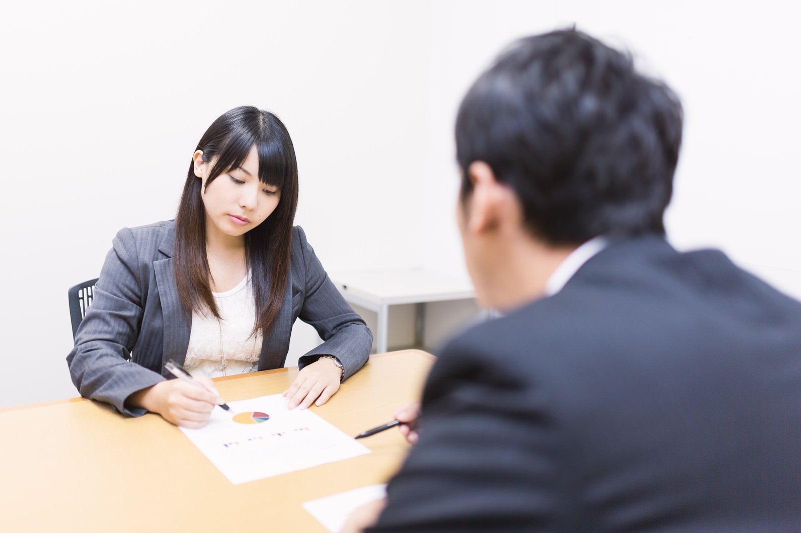 「机上のビックデータを分析する女性社員」［モデル：大川竜弥 Lala］