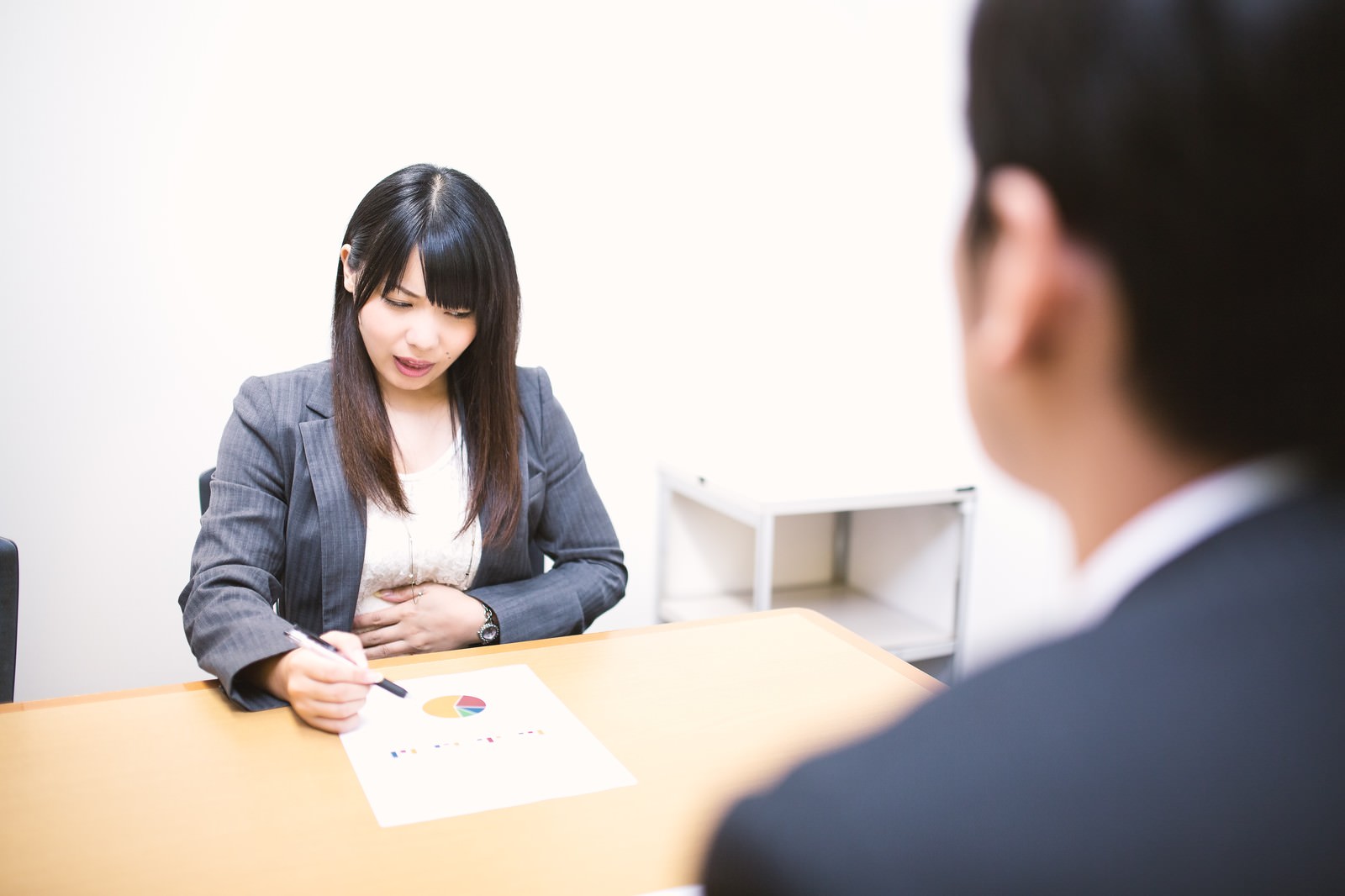 「会議中、彼女の空腹を知らせる音が鳴り響いた。しかし、上司はそれを無視した」の写真［モデル：大川竜弥 Lala］