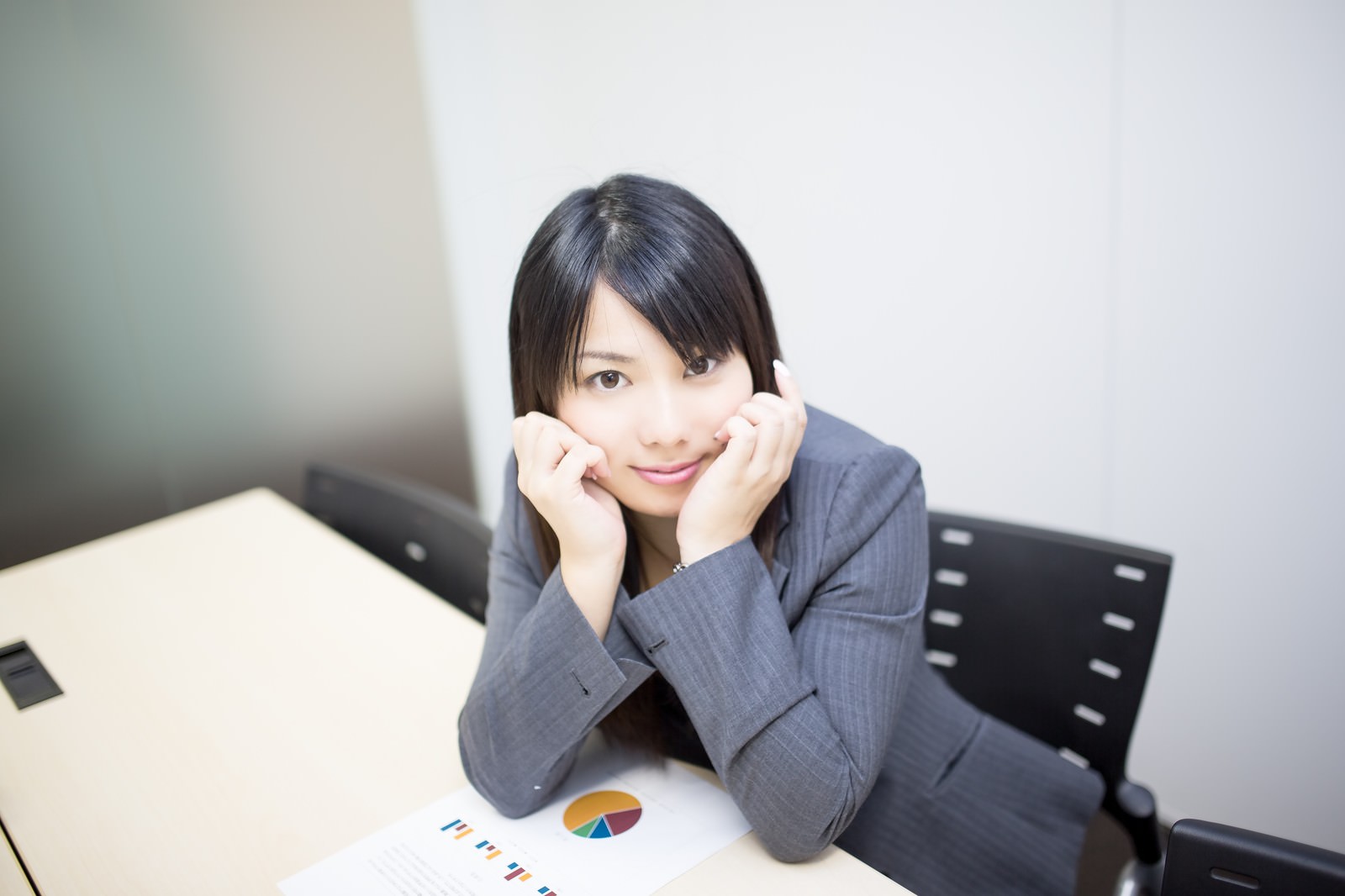すべてを許したくなるエンジェル笑顔 若い女子社員 の写真素材 Jpg画像 をトリミング ぱくたそ