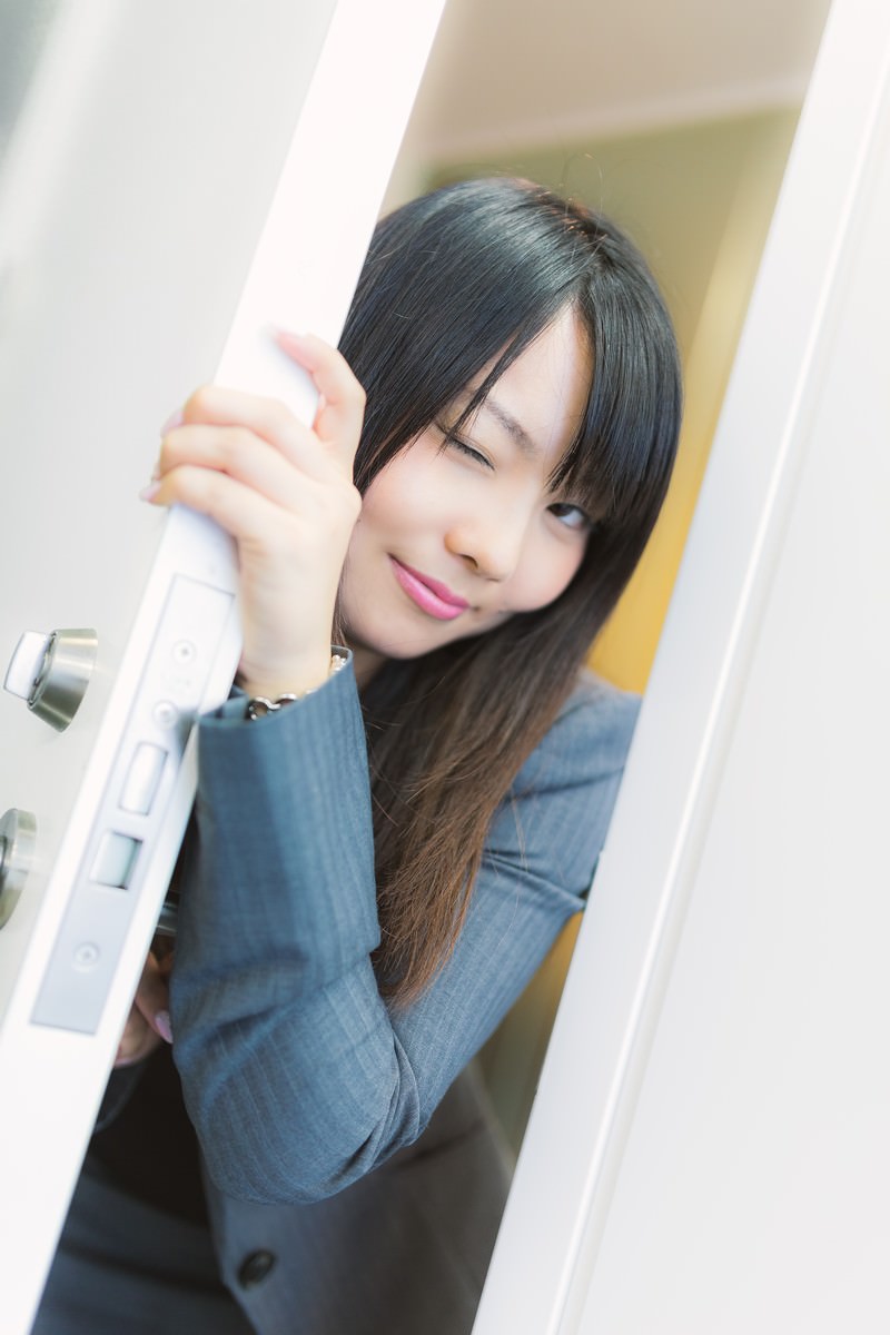 「「センパイ、また後でね（ハート）」とウインクする後輩 | フリー素材のぱくたそ」の写真［モデル：Lala］
