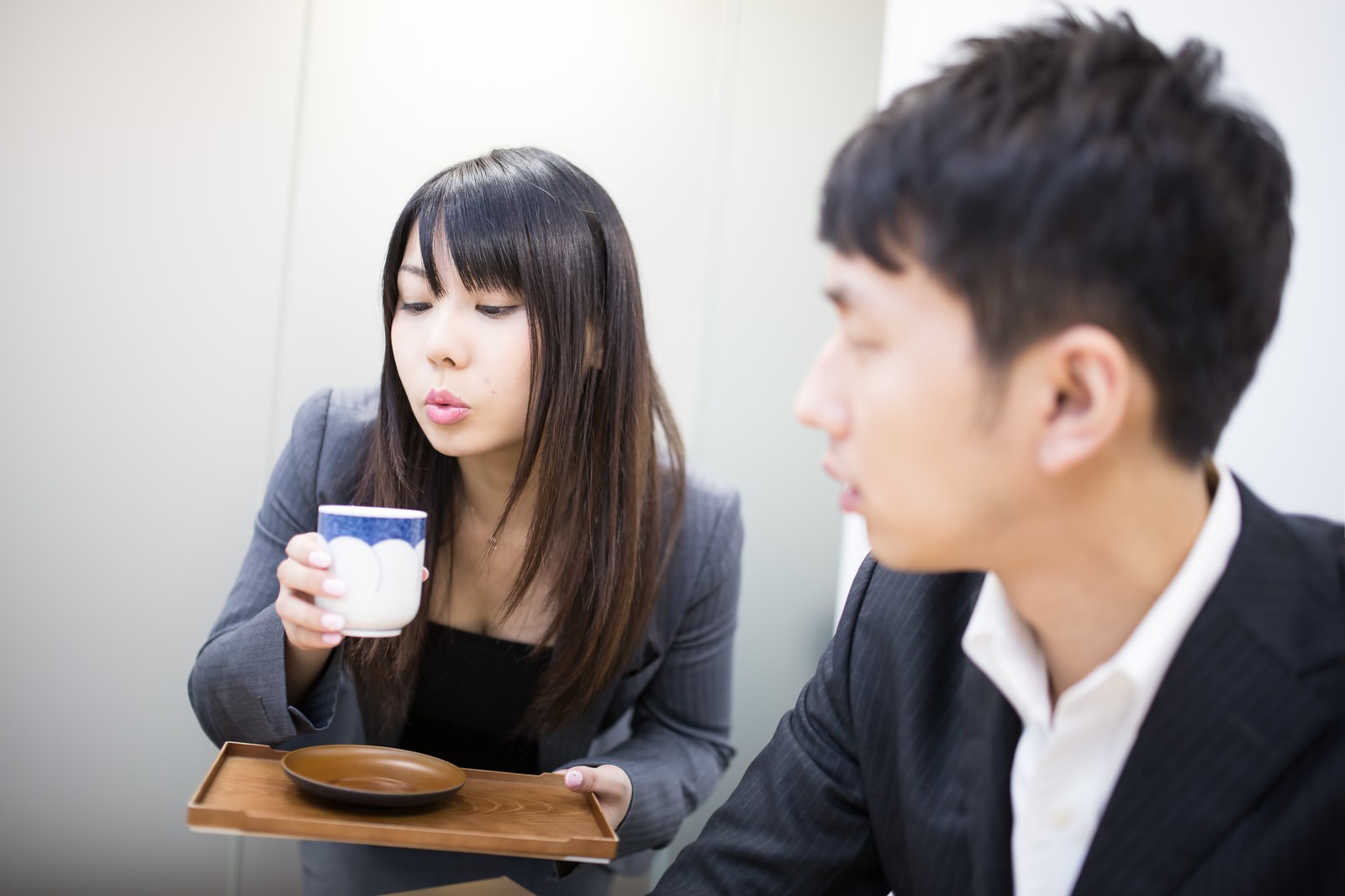「「You know me?」と目配せをしながら湯のみをフーフーするキラキラ女子 | フリー素材のぱくたそ」の写真［モデル：大川竜弥 Lala］