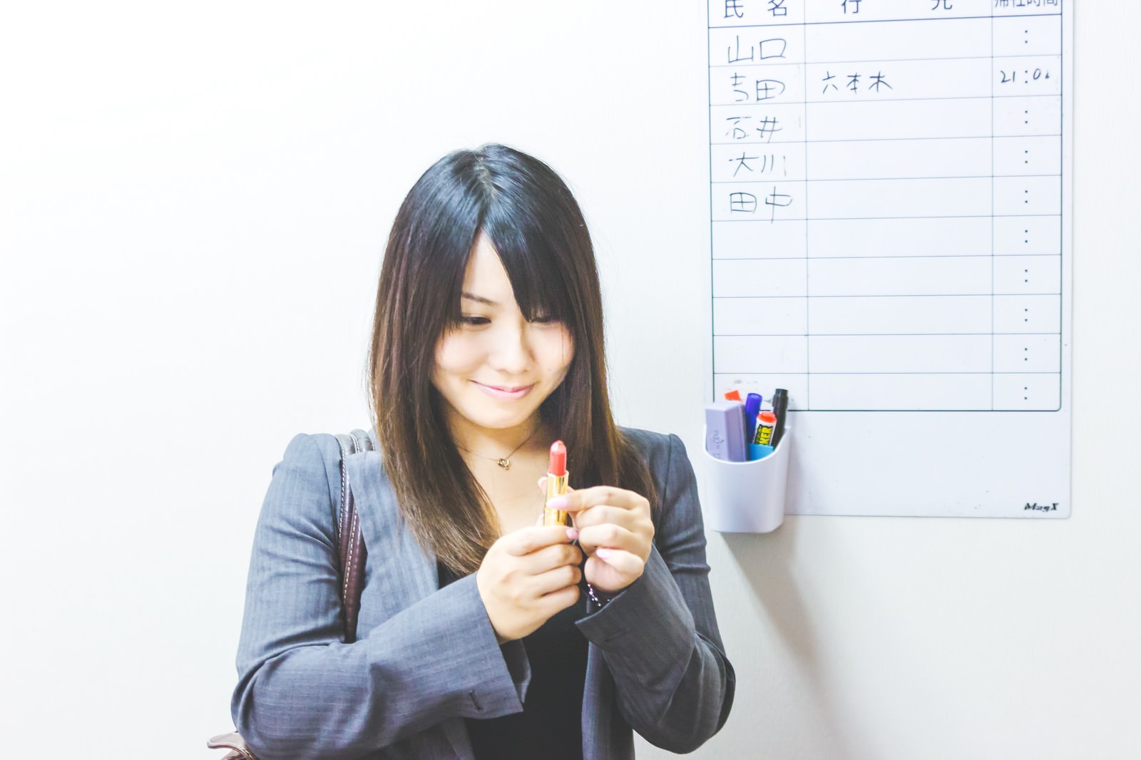 「「今夜が山だ！」と勝負口紅を取り出す女性 | フリー素材のぱくたそ」の写真［モデル：Lala］