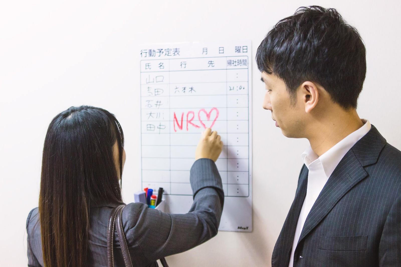 「NR（ノーリターン）と行動予定表に書き込む社内カップル」の写真［モデル：大川竜弥 Lala］