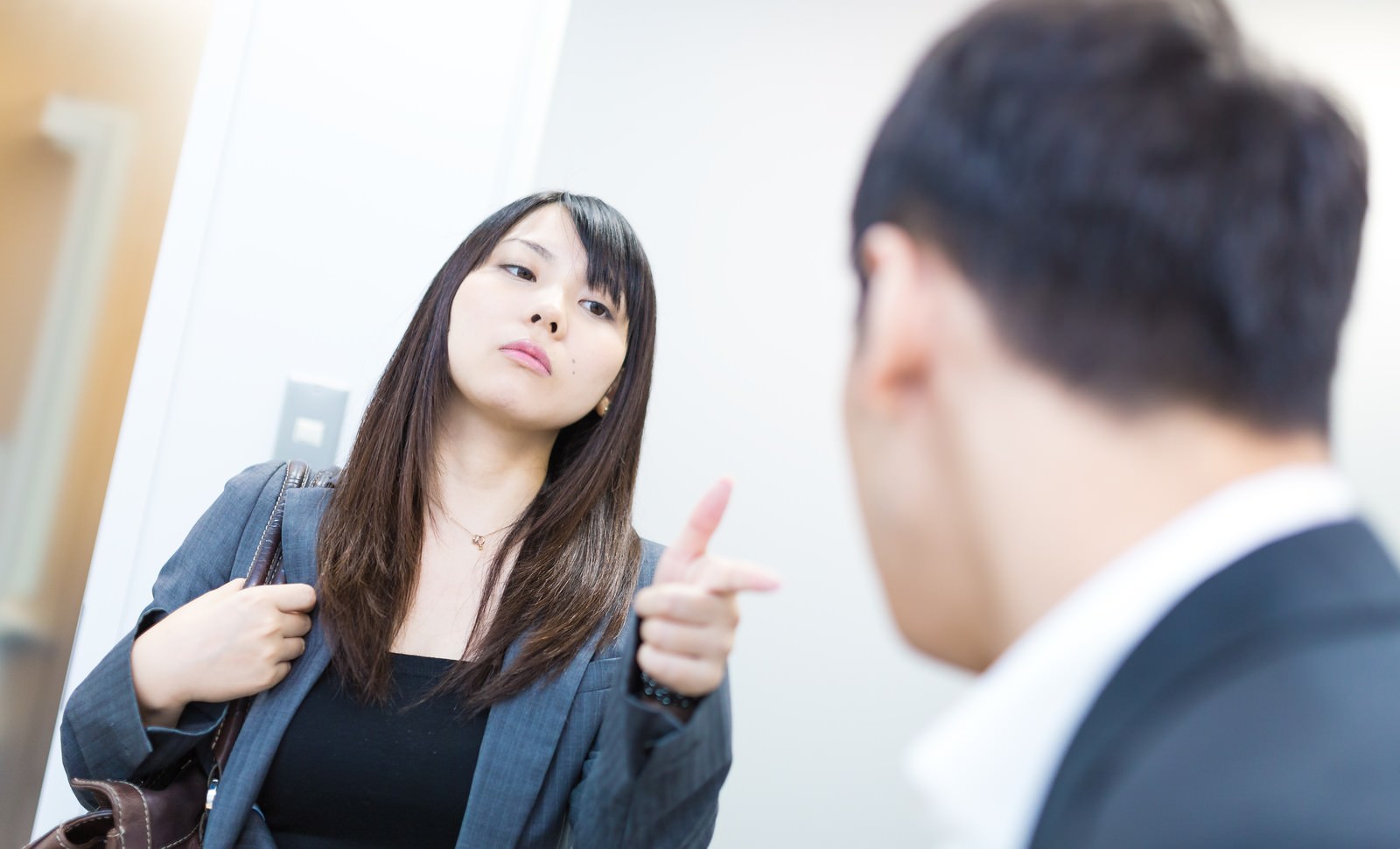 「月に代わって、お仕置きよ！」と相手を追い詰めるドS系女子「月に代わって、お仕置きよ！」と相手を追い詰めるドS系女子 ［モデル：大川竜弥 Lala］