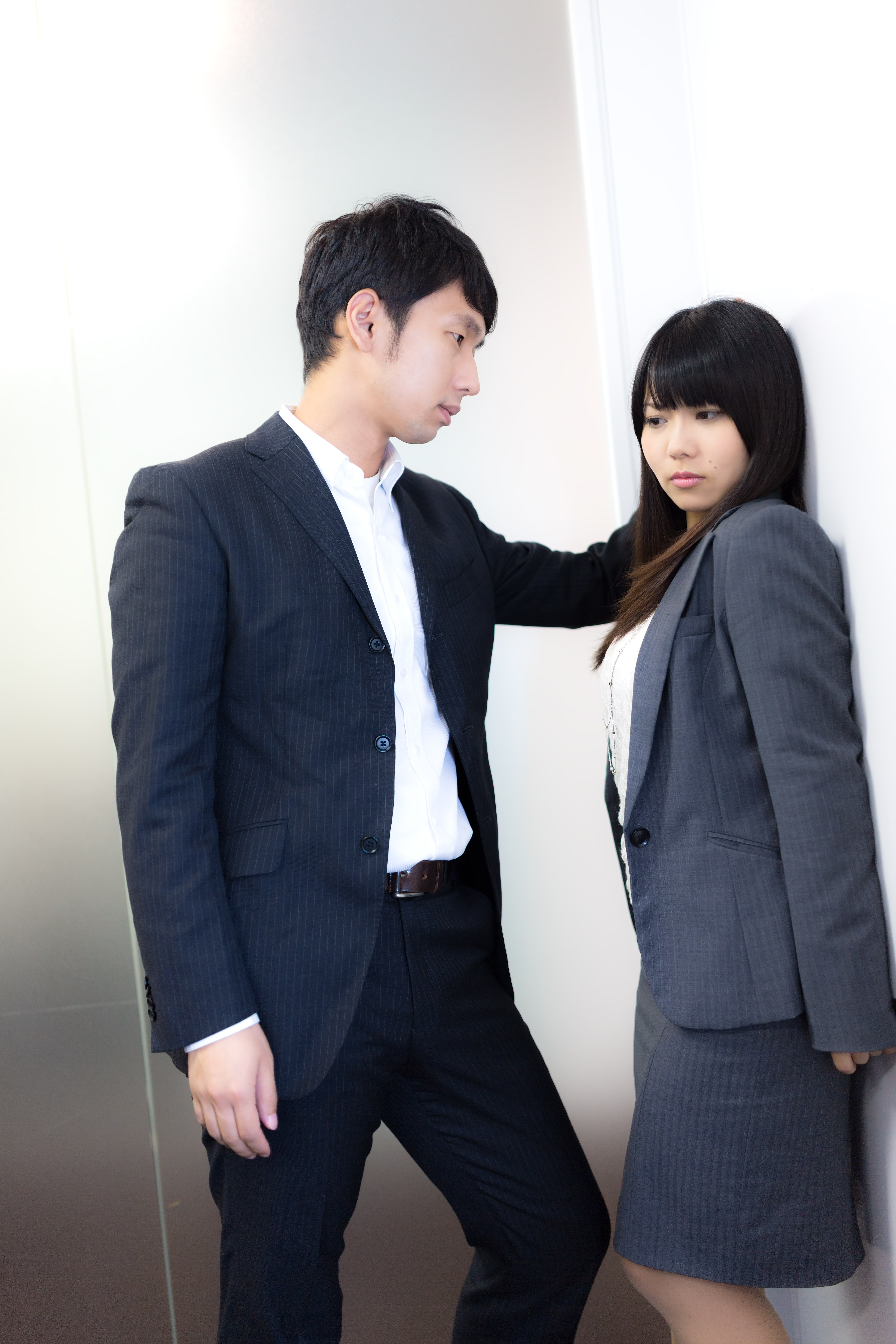社内で堂々と壁ドンをする社内のドン 社長 の写真を無料ダウンロード フリー素材 ぱくたそ 社内で堂々と壁ドンをする社内のドン 社長 の写真を無料ダウンロード フリー素材 ぱくたそ