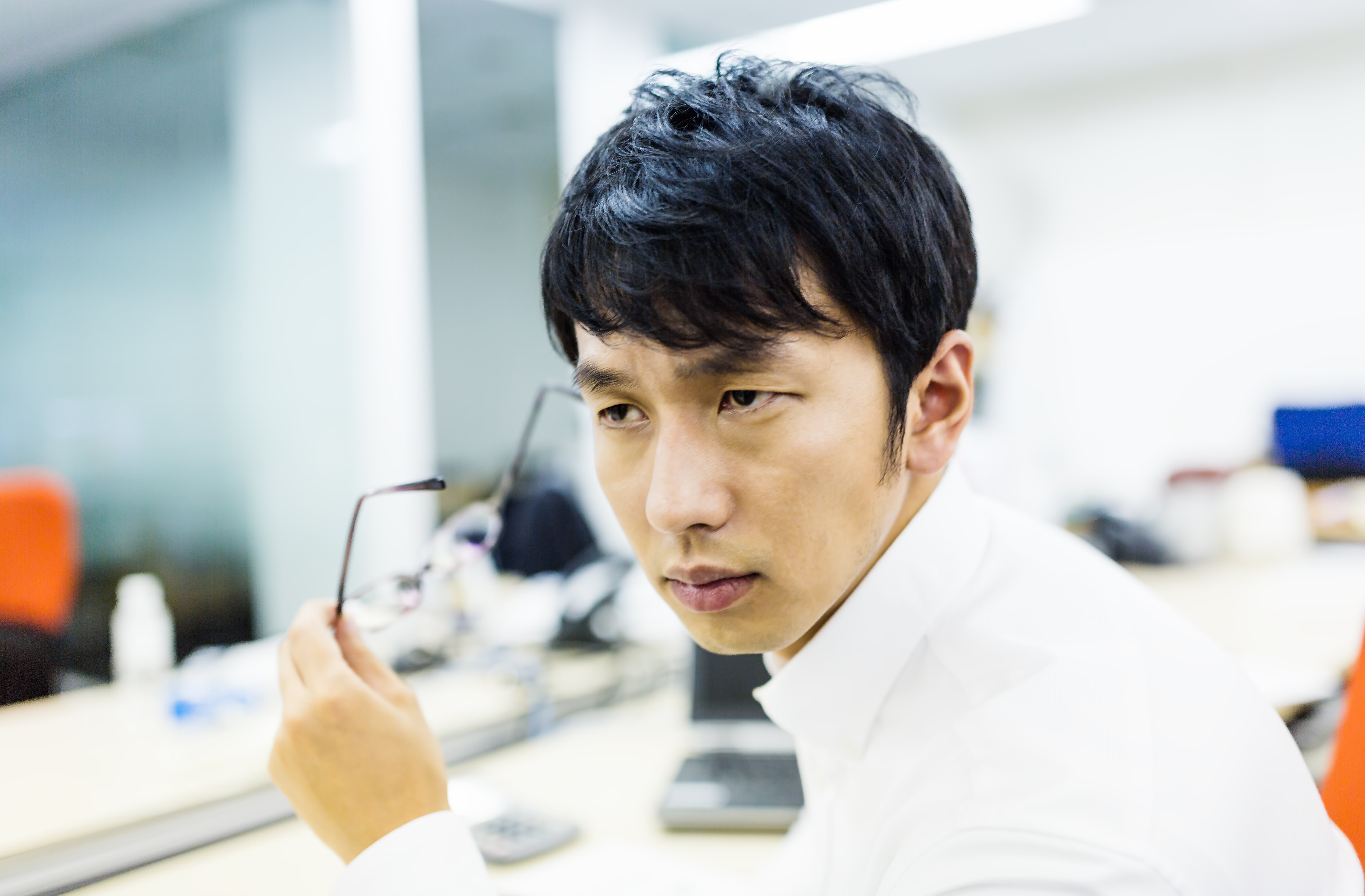 新しい指示ごとにメガネを外してキメてくる上司の写真素材 ぱくたそ