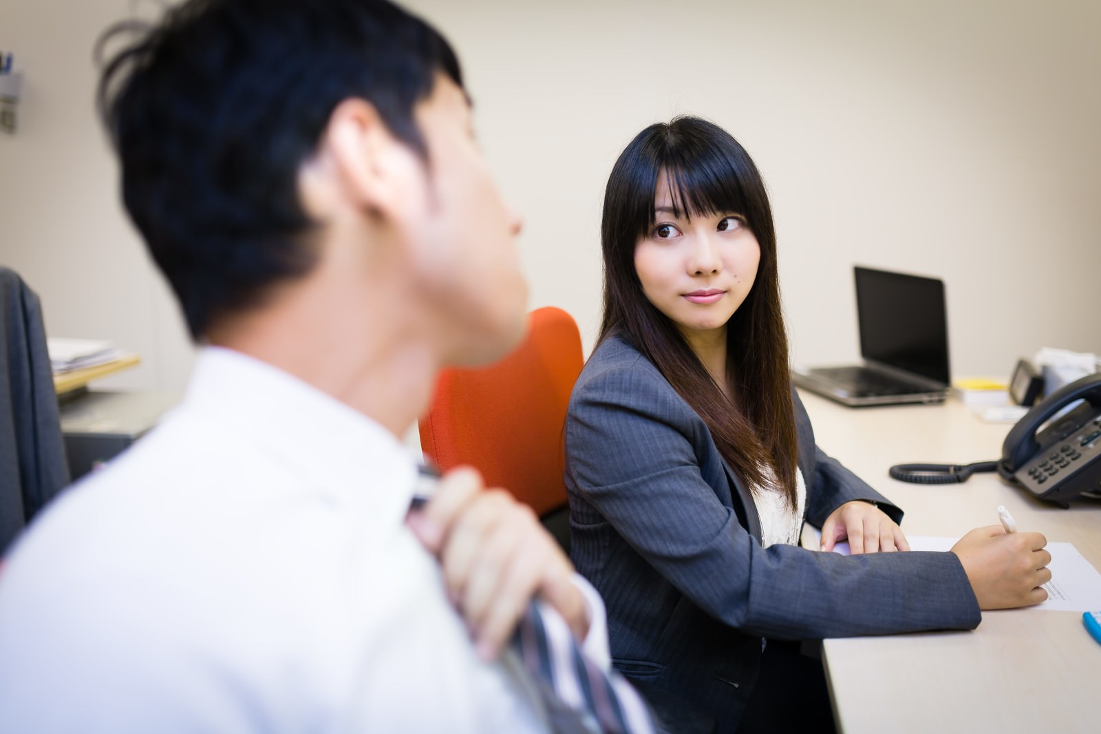 「気になる先輩の横顔を見つめる女性と気付きネクタイを締め直す上司」［モデル：大川竜弥 Lala］