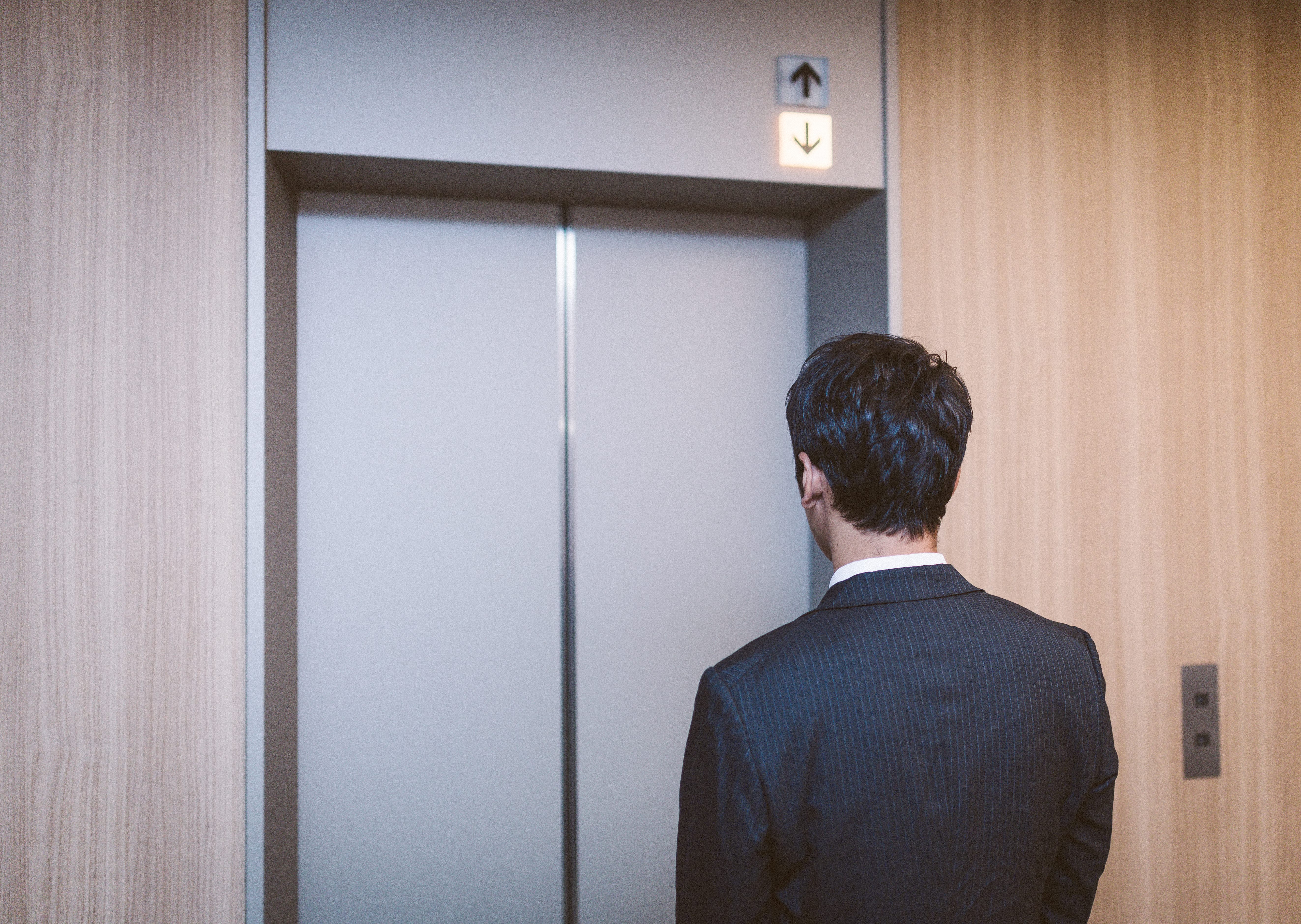 エレベーターも給料も下降中の写真を無料ダウンロード フリー素材 ぱくたそ