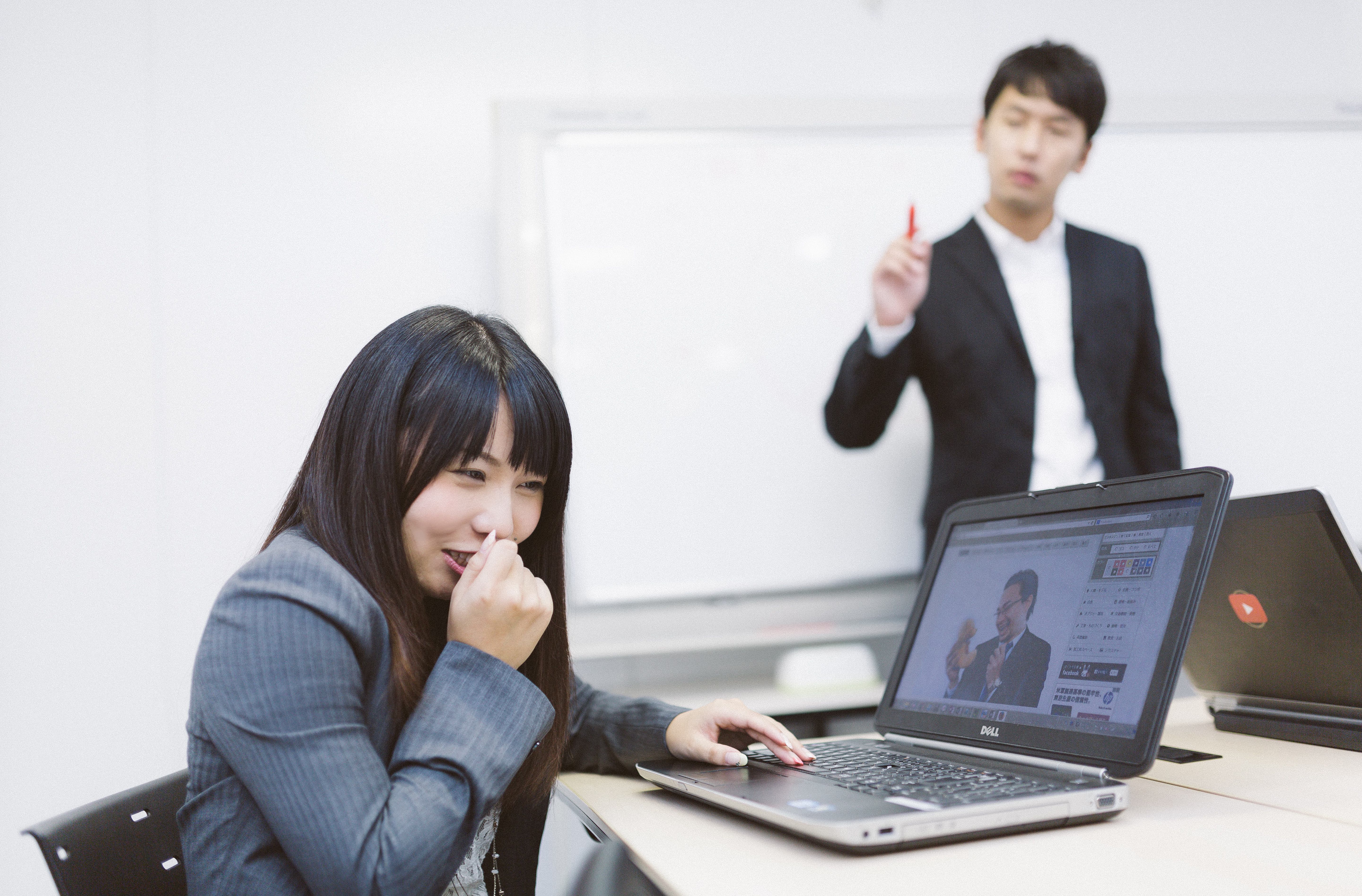 会議中 業務に無関係なサイトを閲覧する意識低い系社員の無料の写真素材 フリー素材 をダウンロード ぱくたそ
