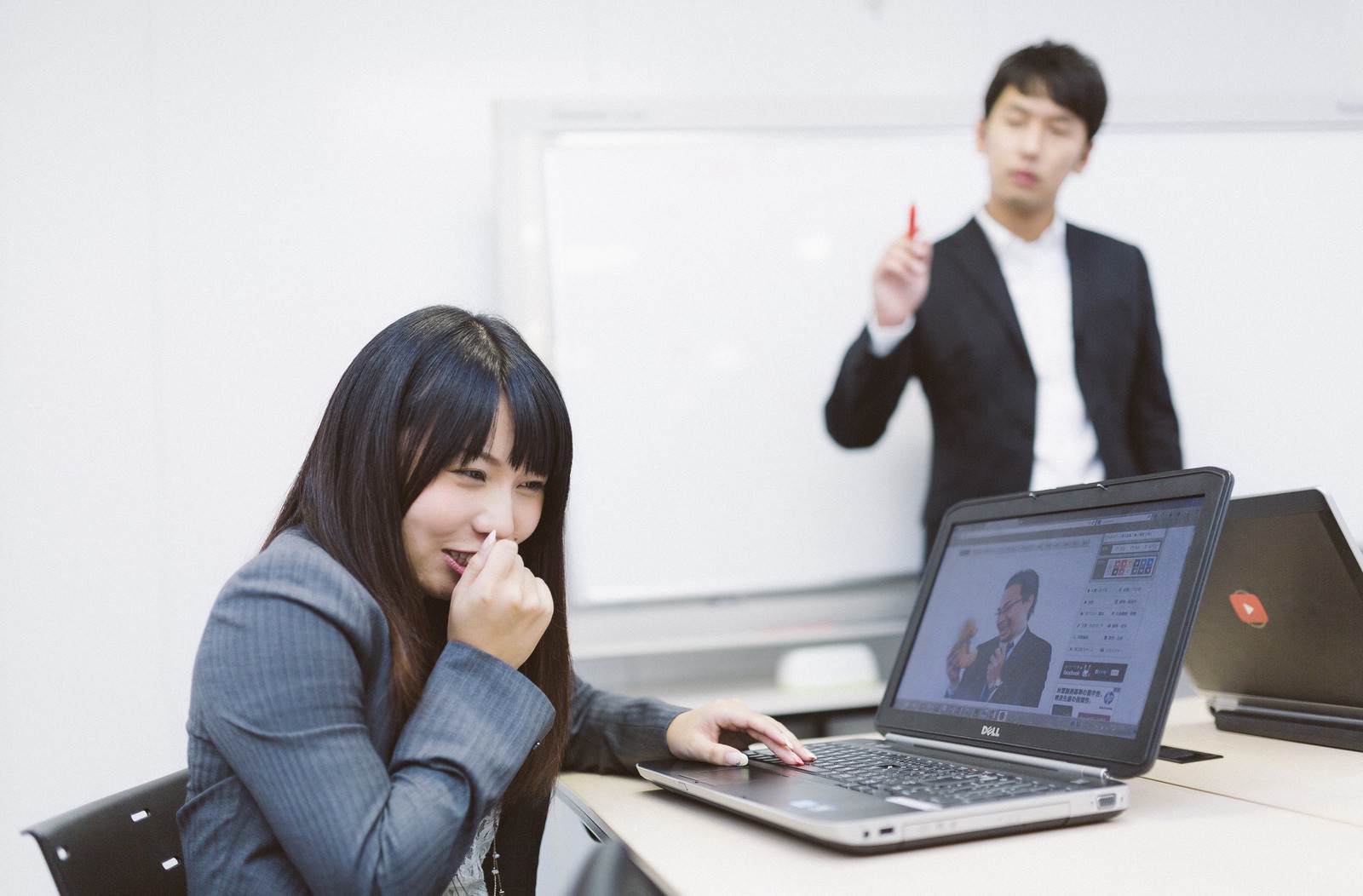 「会議中、業務に無関係なサイトを閲覧する意識低い系社員 | フリー素材のぱくたそ」の写真［モデル：大川竜弥 Lala］