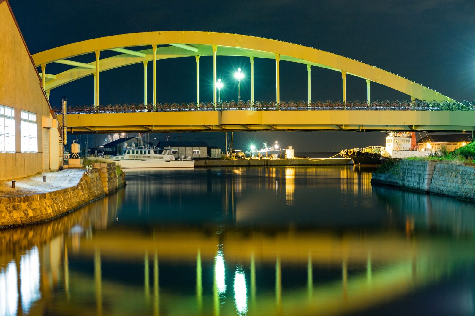 「小樽運河の夜 | フリー素材のぱくたそ」の写真