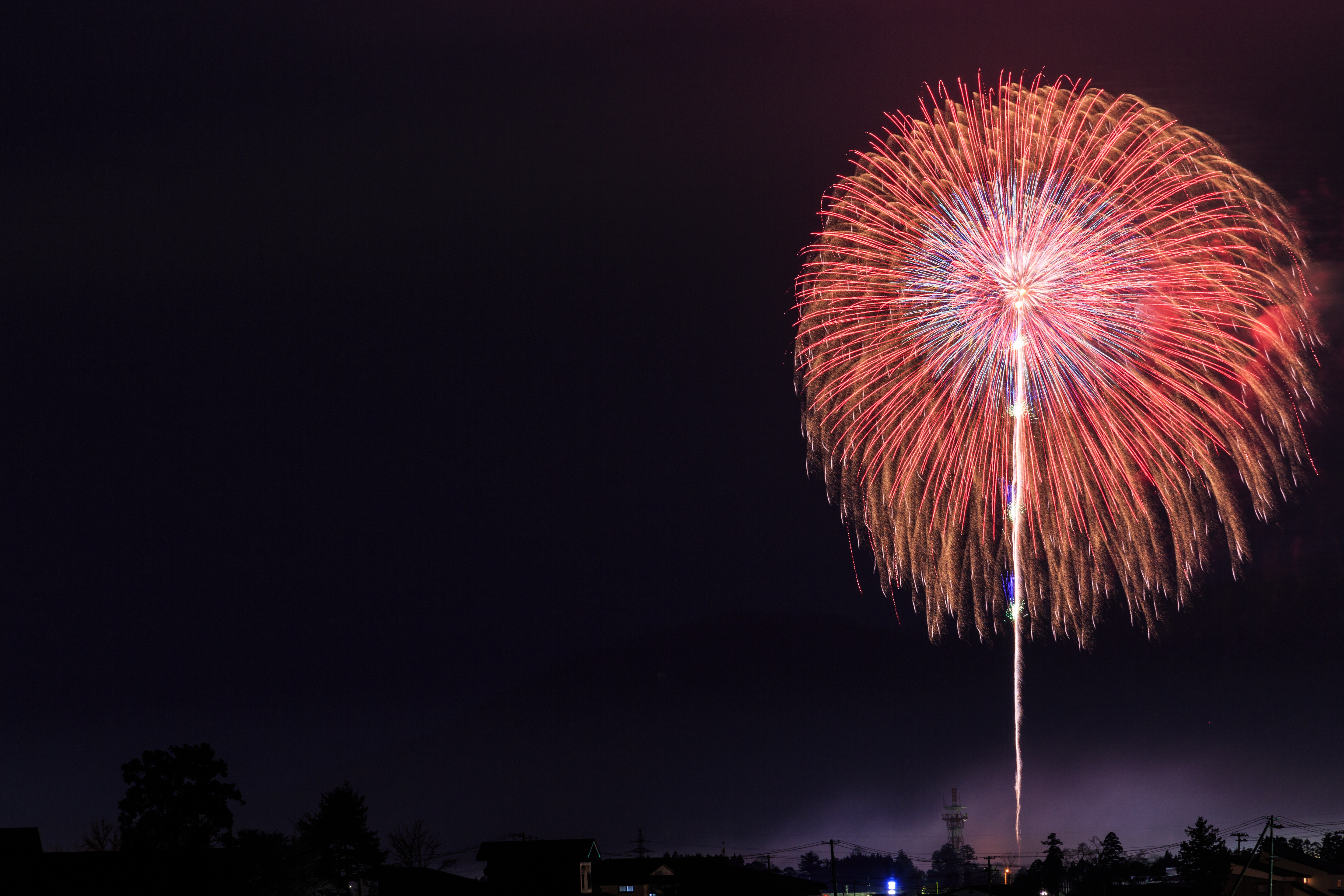 遠くの打ち上げ花火の写真 画像 フリー素材 ぱくたそ