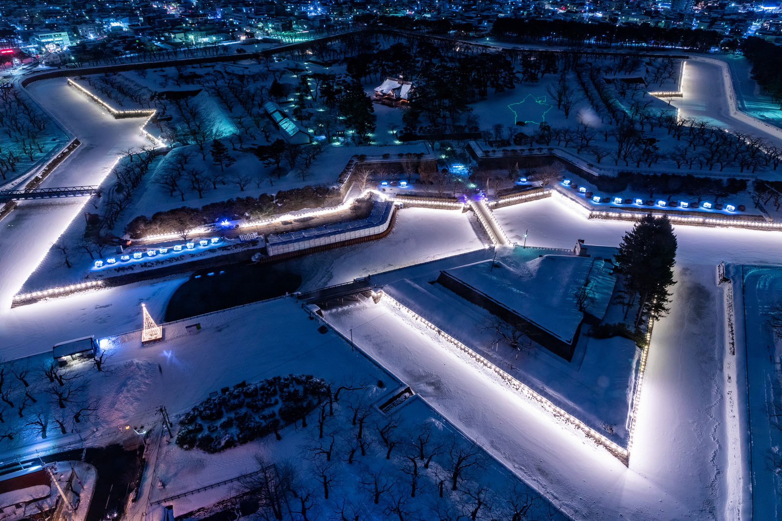 ライトアップされた積雪の五稜郭の写真素材 ぱくたそ