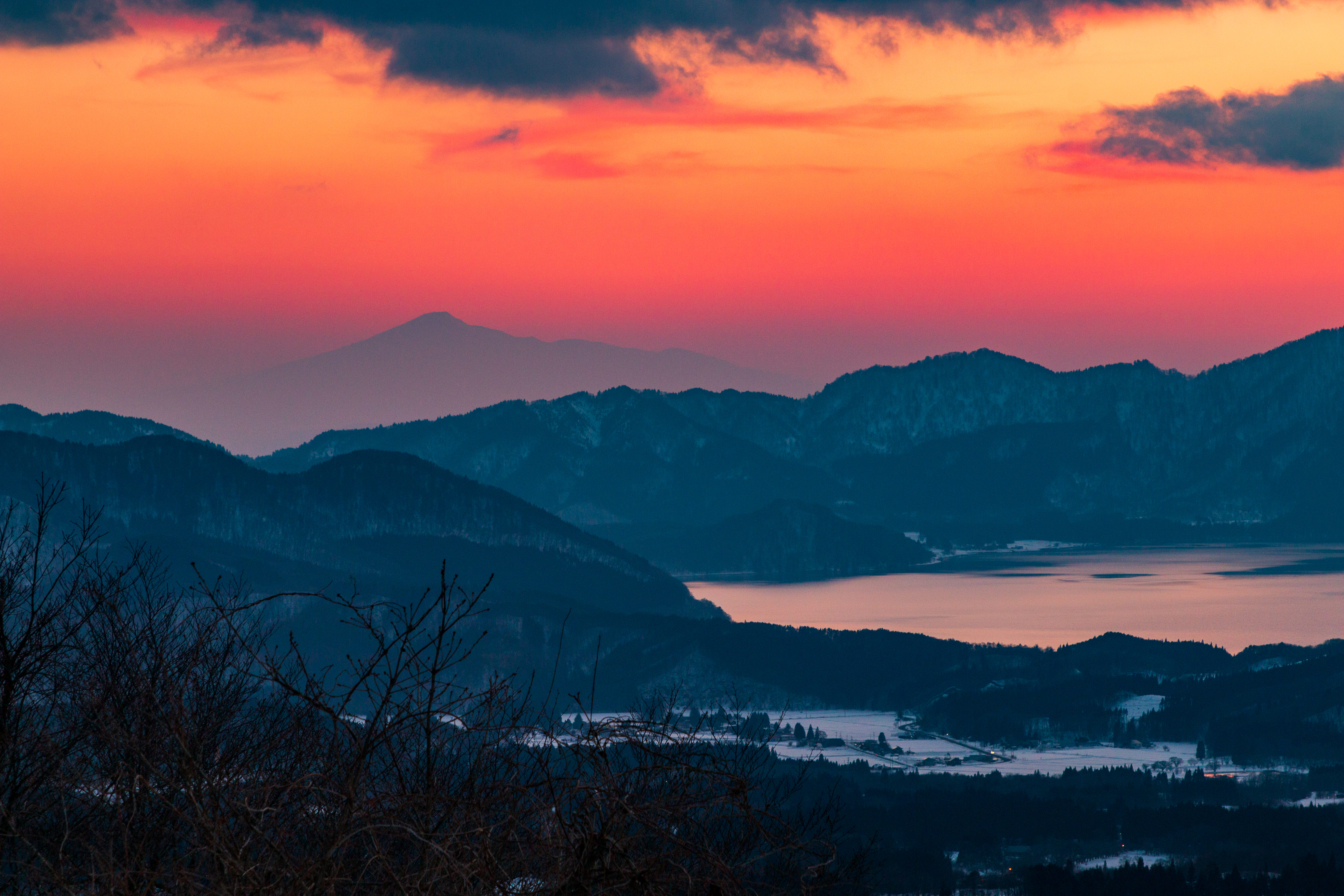 田沢湖と鳥海山の夕焼けの写真 画像 を無料ダウンロード フリー素材のぱくたそ