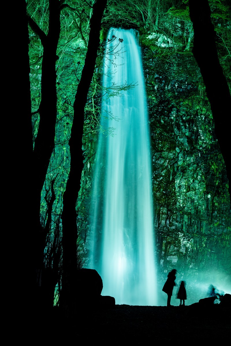 「ライトアップされた玉簾の滝（山形県）」の写真