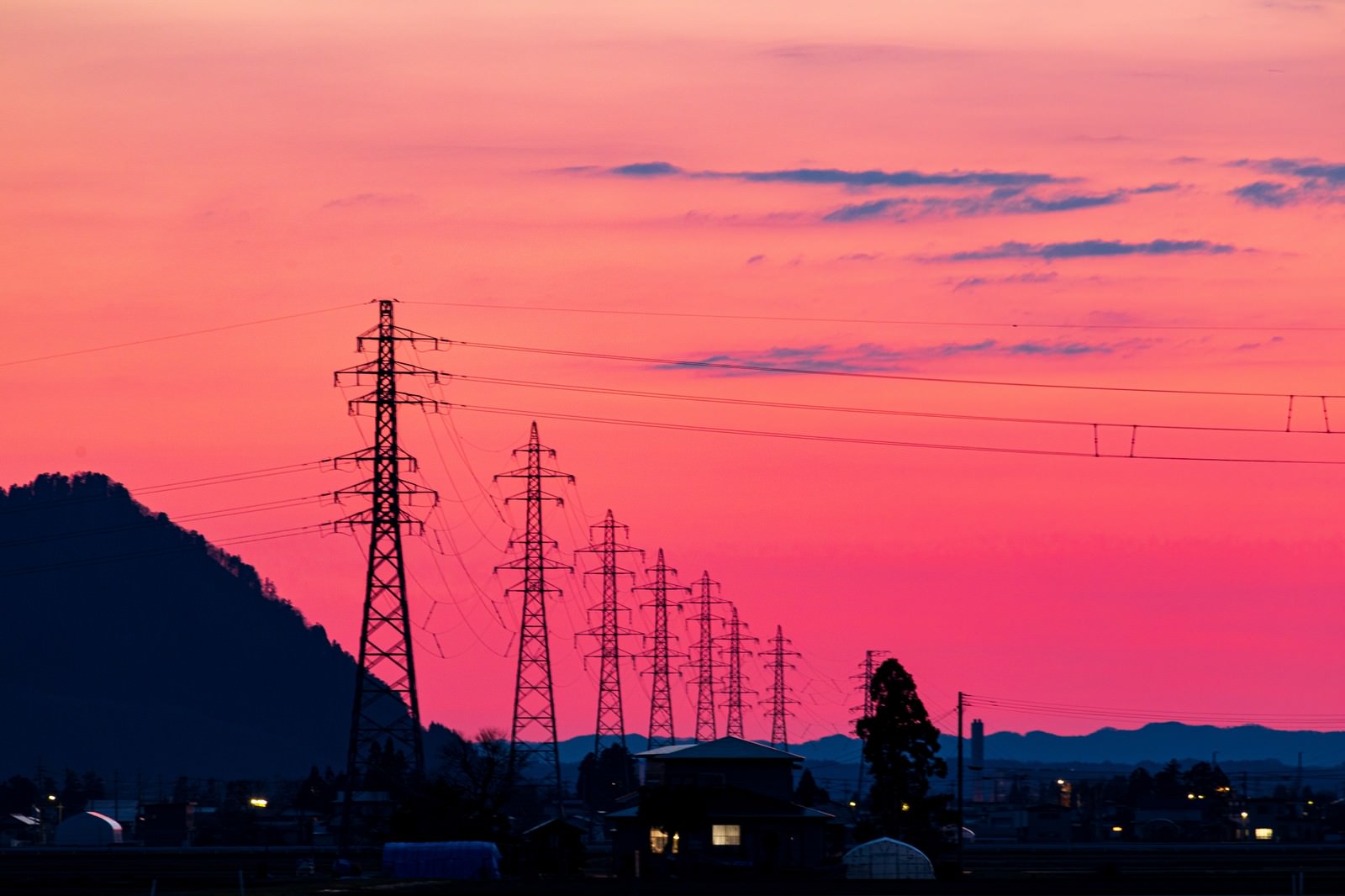 夕暮れの焼けた空と鉄塔の写真を無料ダウンロード フリー素材 ぱくたそ