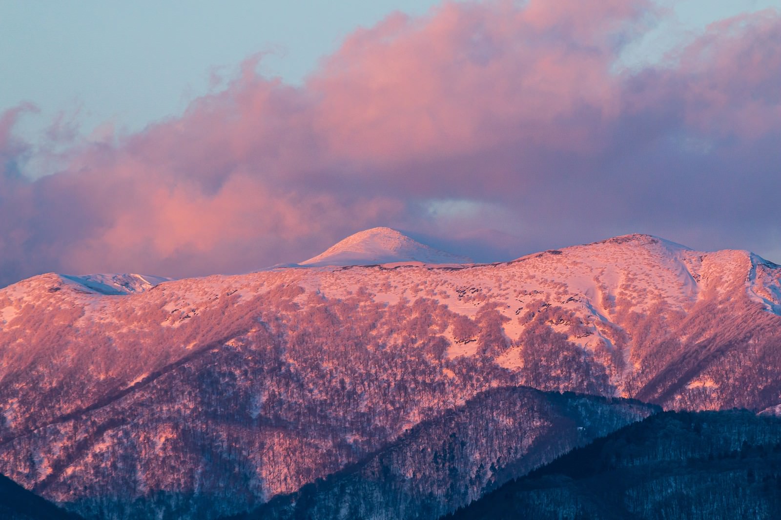 雪残る秋田駒ヶ岳の写真を無料ダウンロード フリー素材 ぱくたそ