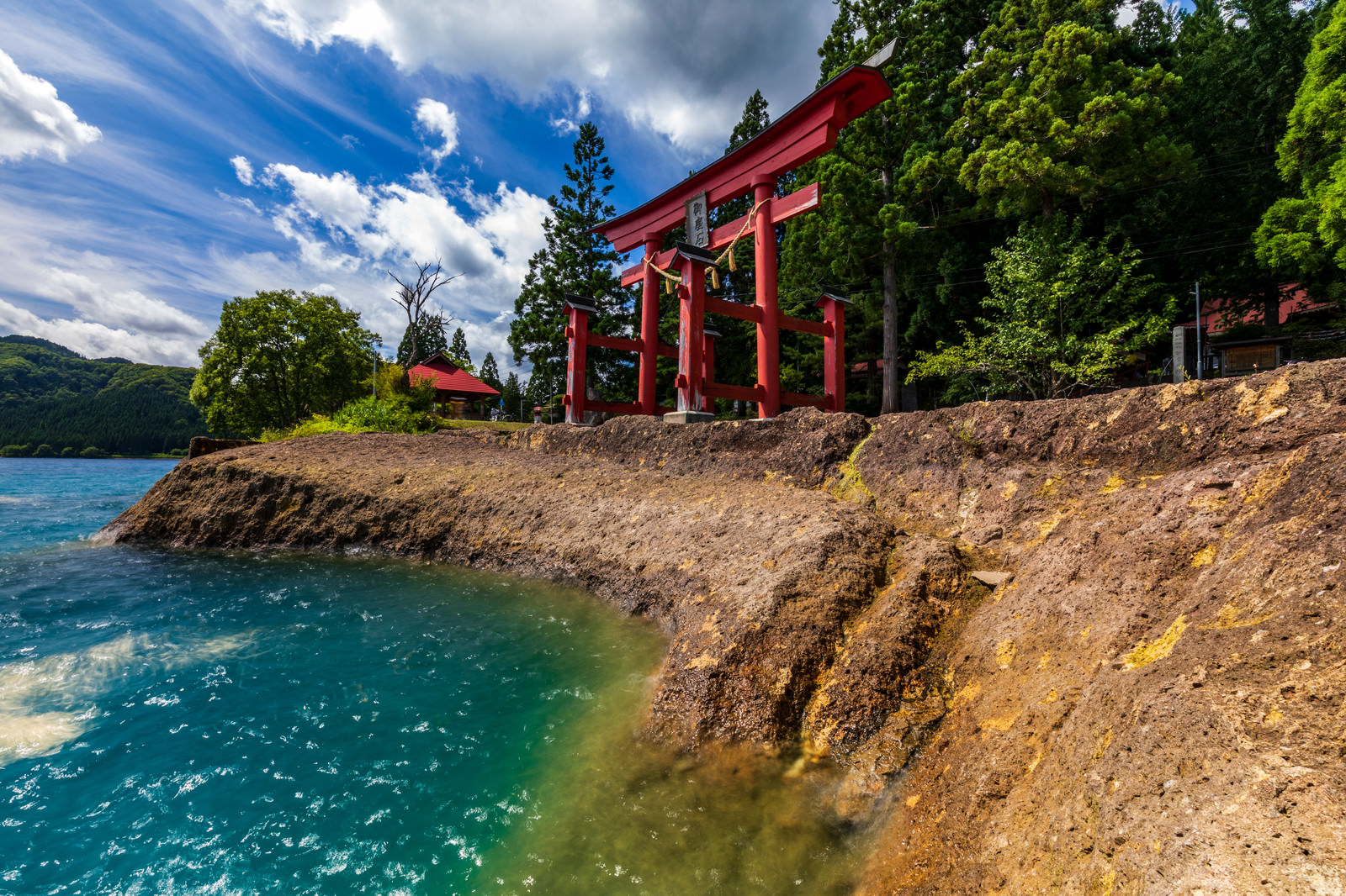 田沢湖湖畔にある御座石神社の鳥居の写真を無料ダウンロード フリー素材 ぱくたそ 田沢湖湖畔にある御座石神社の鳥居の写真を無料ダウンロード フリー素材 ぱくたそ