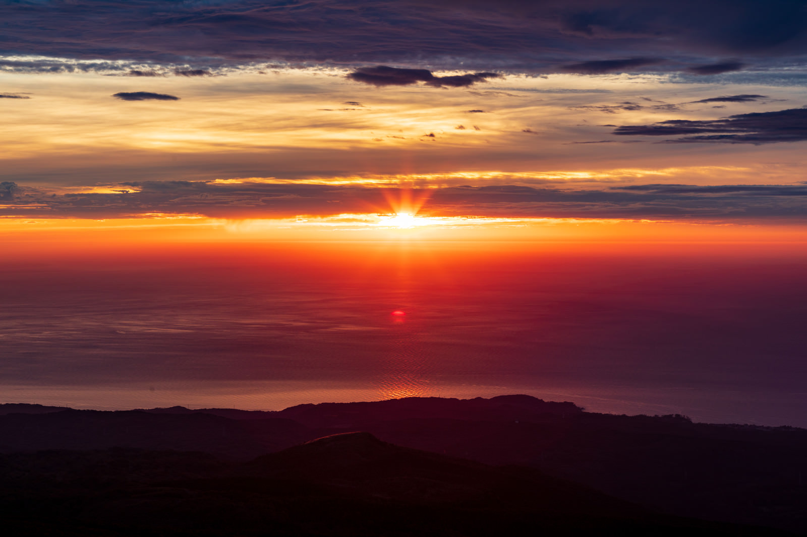 鳥海山から見る夕日の写真 画像 を無料ダウンロード フリー素材のぱくたそ