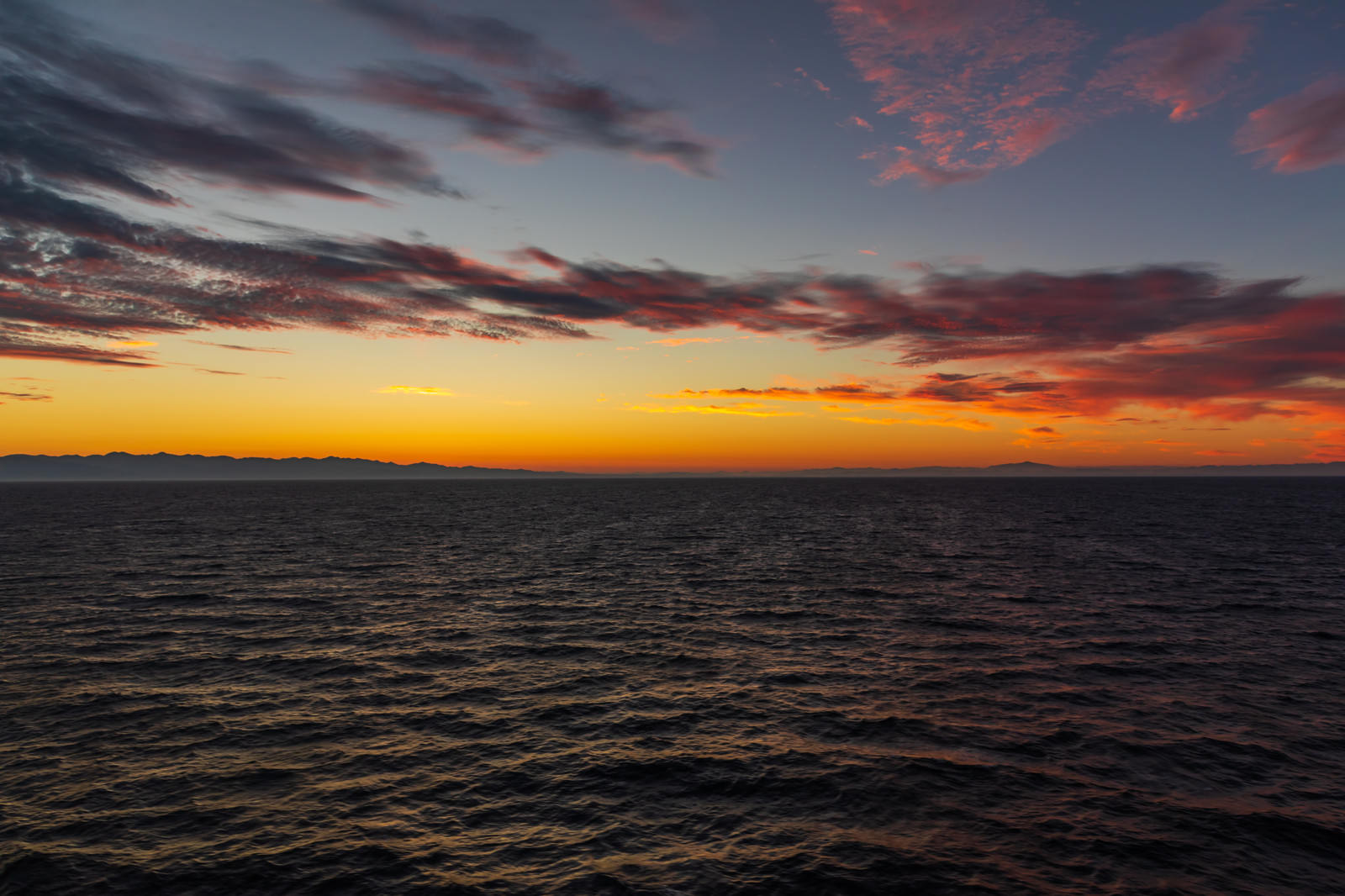 夜明け前の日本海の写真 画像 を無料ダウンロード フリー素材のぱくたそ