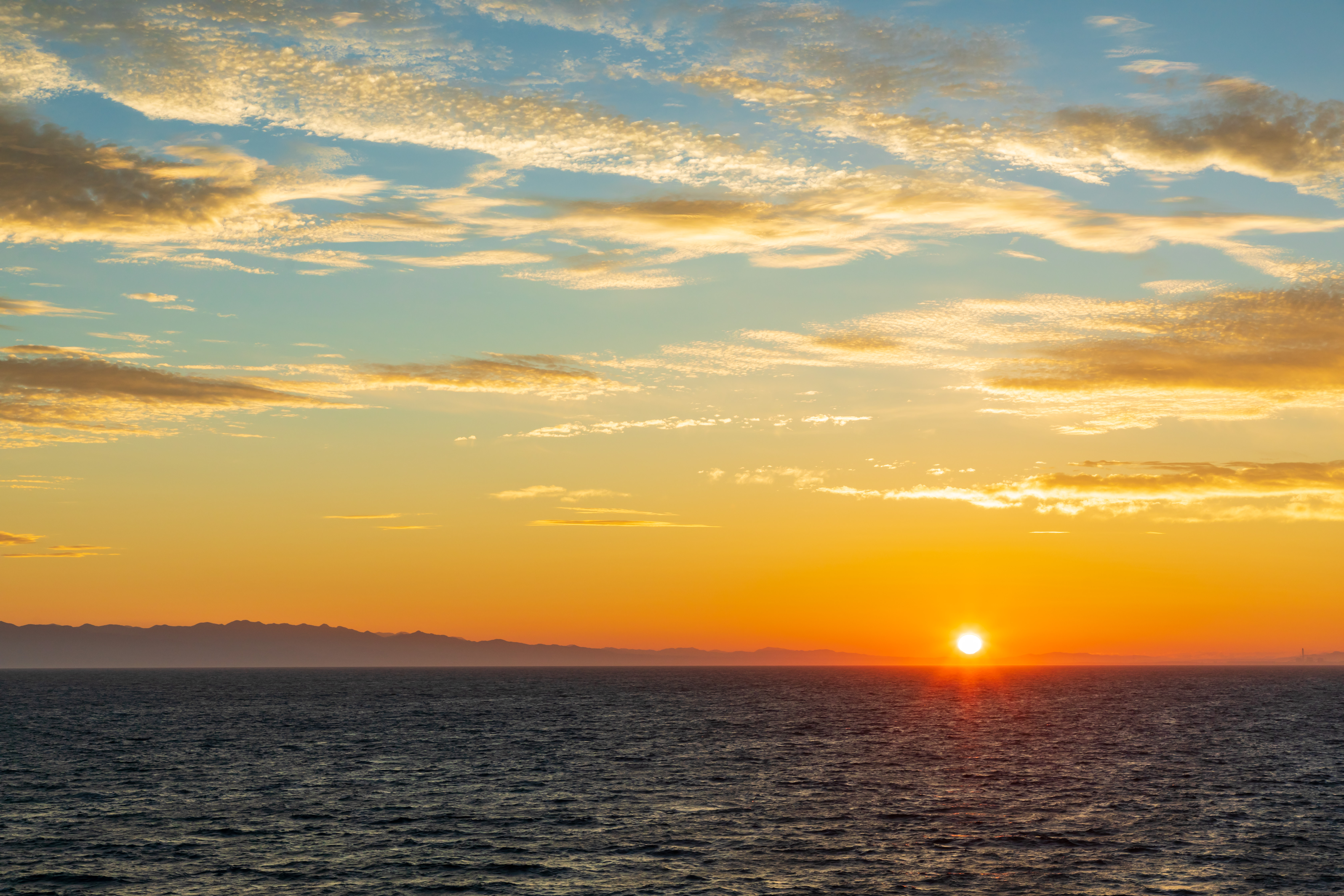 日本海の夜明けと日の出の写真素材 ぱくたそ