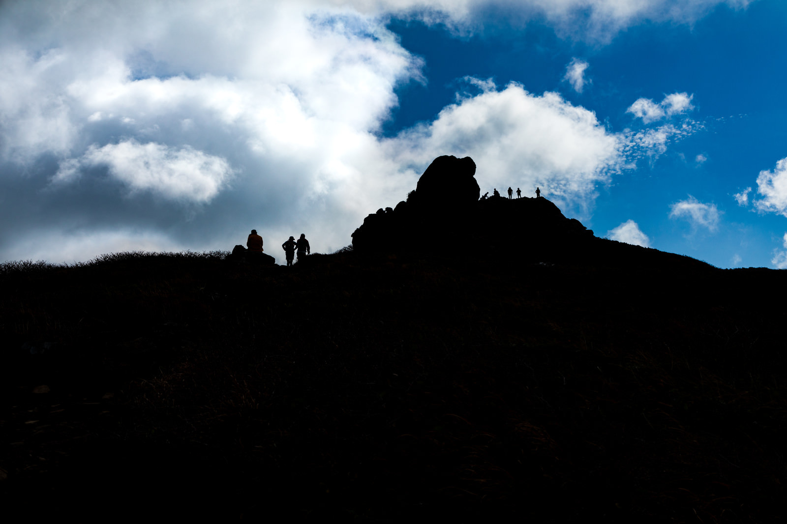 山頂に並ぶ登山者達のシルエットと沸き立つ雲 三ツ石山 の写真 画像 フリー素材 ぱくたそ