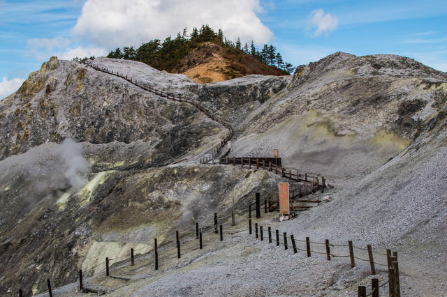 立入禁止になった川原毛地獄の登山道の無料写真素材