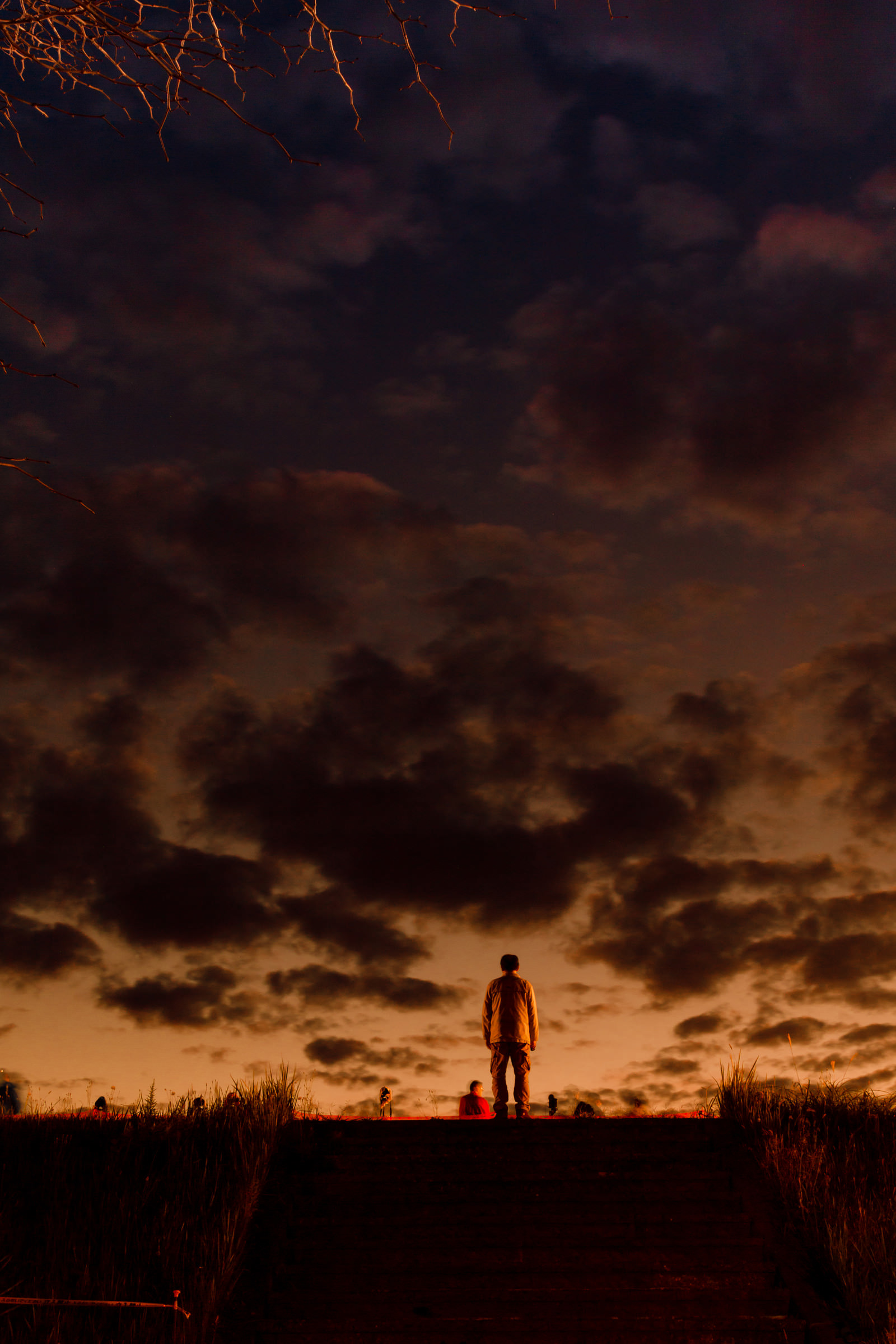 階段のある土手の上から夕焼けを拝む男性の写真を無料ダウンロード フリー素材 ぱくたそ