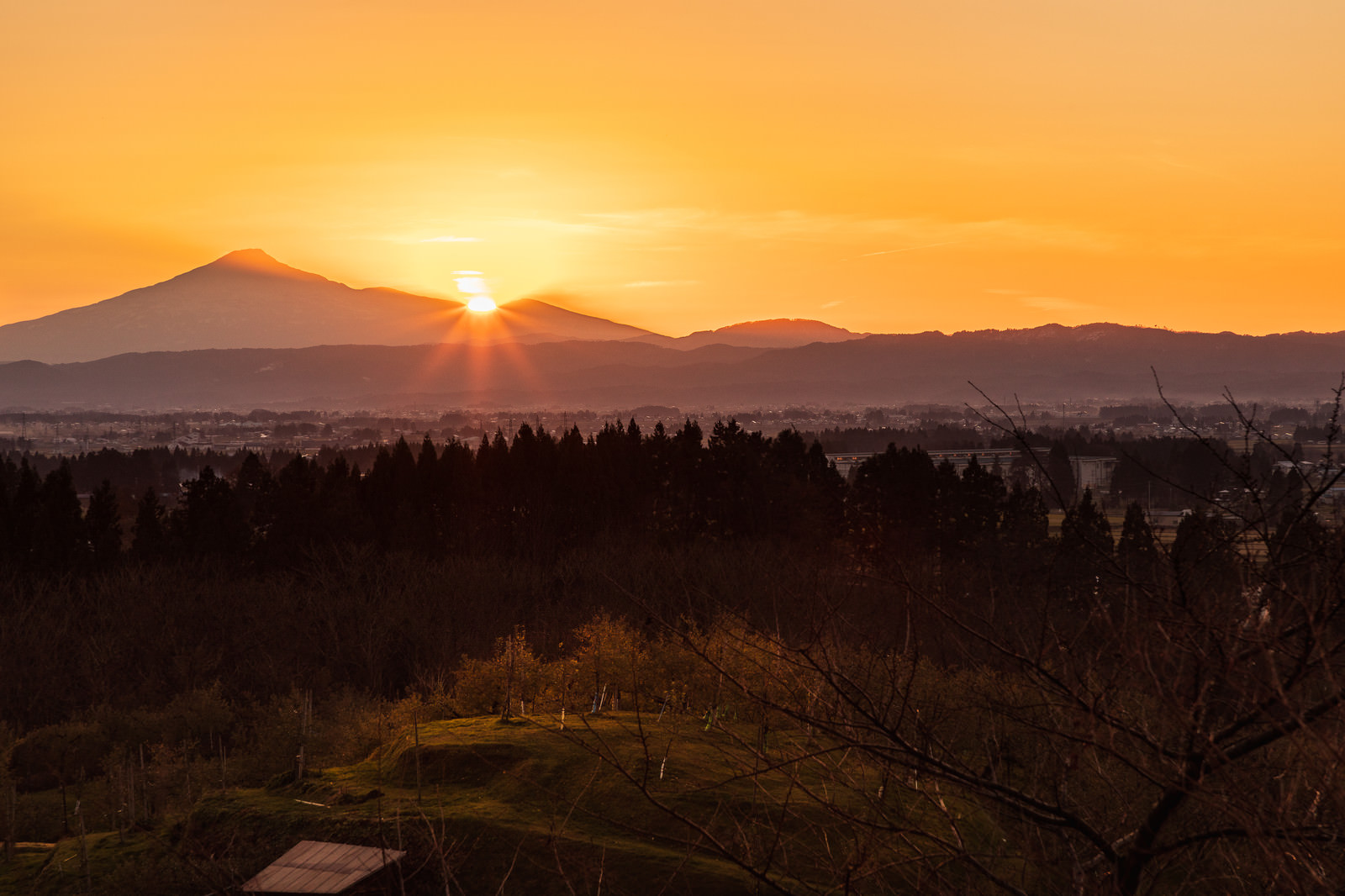 鳥海山の裾野に沈む夕日と林檎畑の写真 画像 を無料ダウンロード フリー素材のぱくたそ