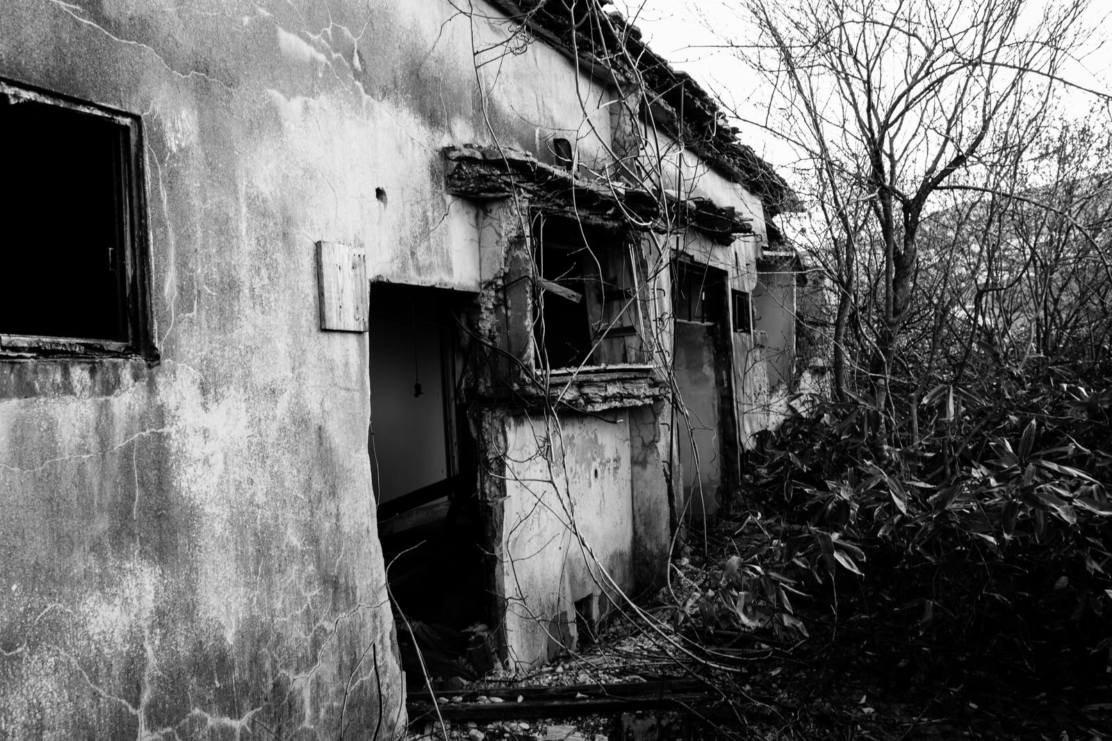 松尾鉱山廃墟の朽ちた入り口の写真素材 ぱくたそ
