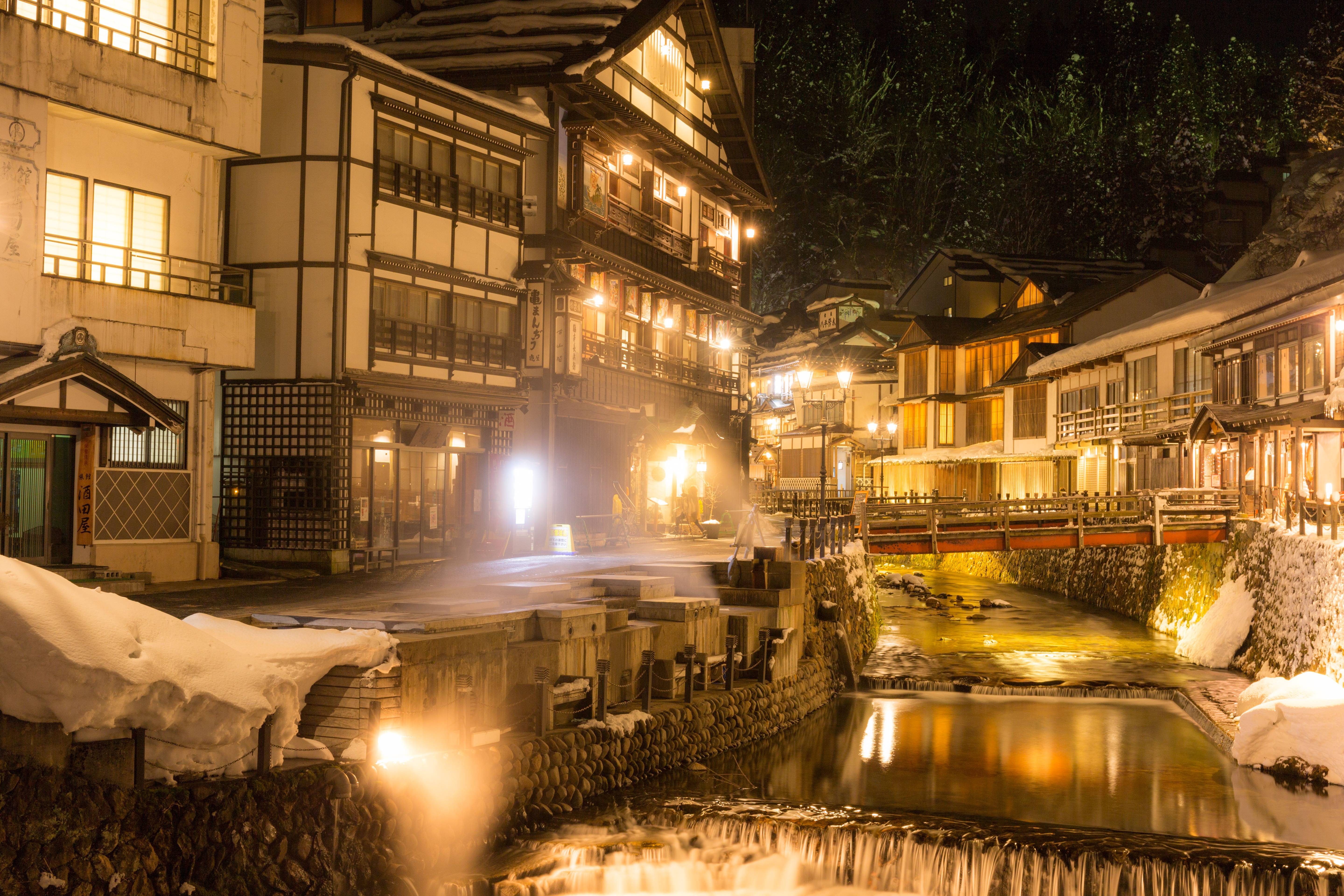 夜の銀山温泉の写真素材 ぱくたそ