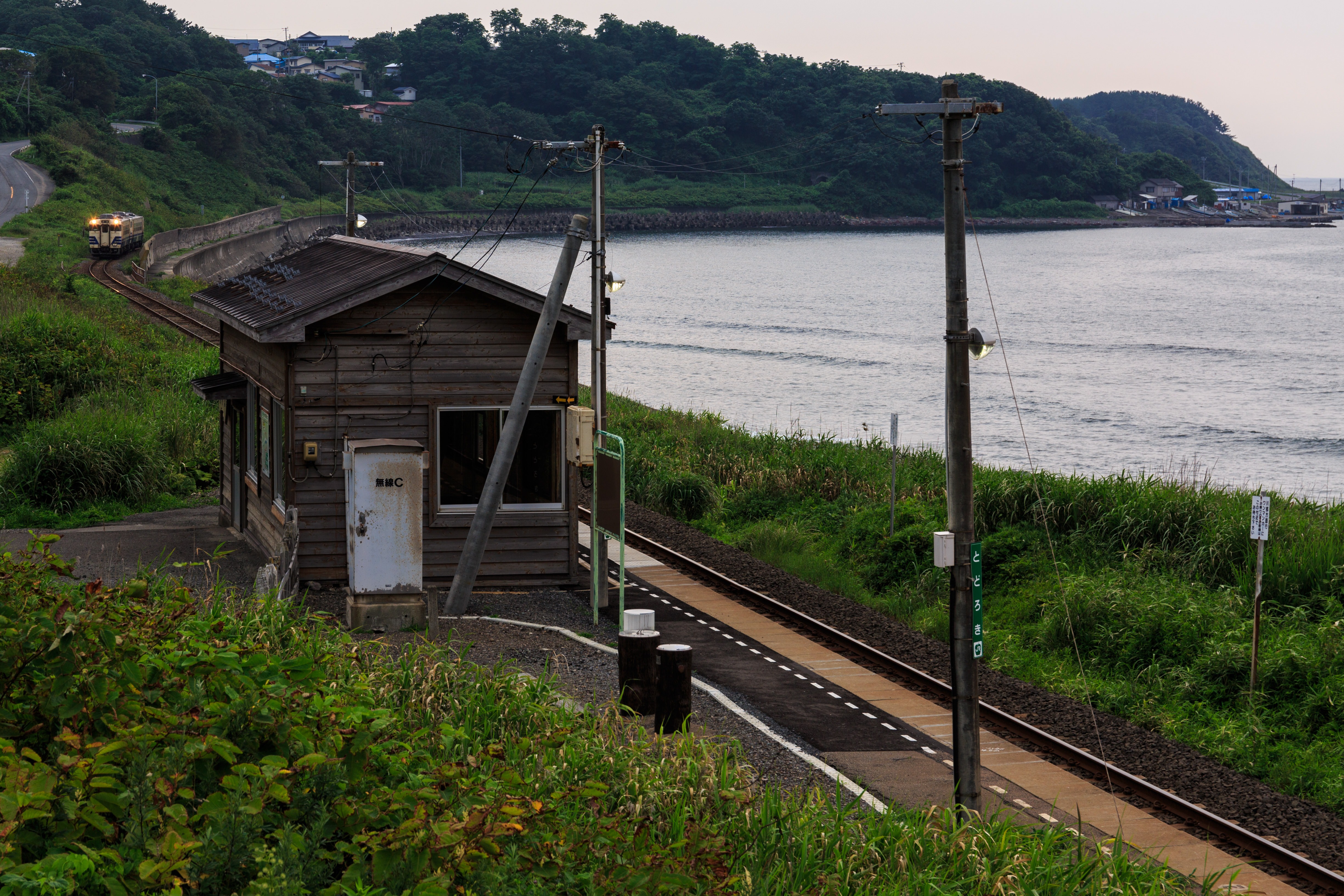 海沿いのローカル駅の写真素材 ぱくたそ 海沿いのローカル駅の写真素材 ぱくたそ