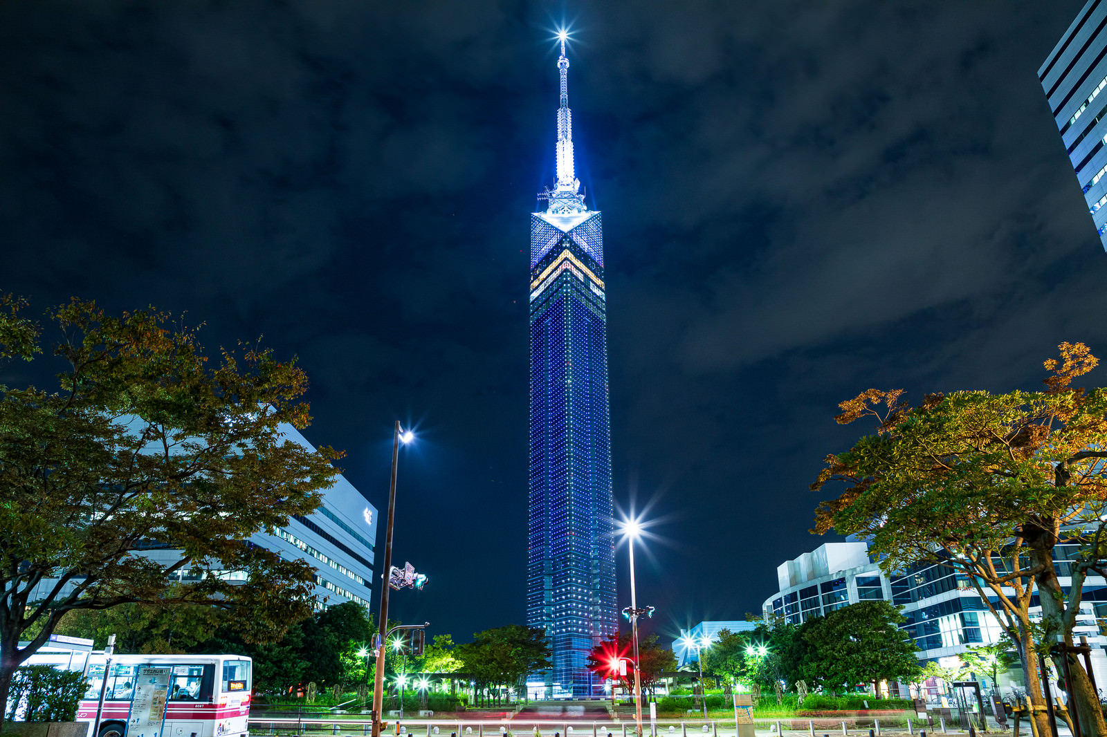「ライトアップされる夜の福岡タワー | フリー素材のぱくたそ」の写真